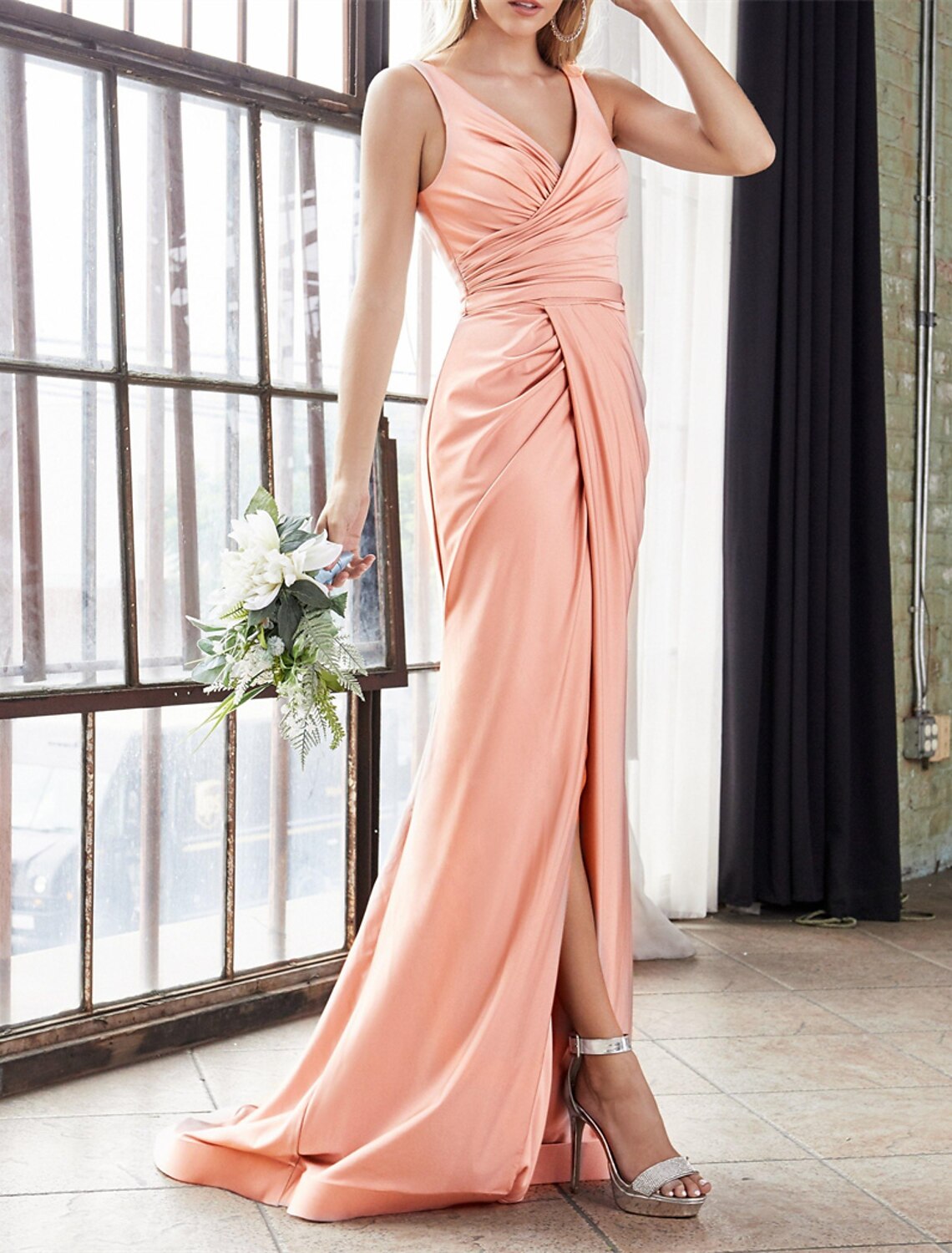 Mermaid / Trumpet Bridesmaid Dress V Neck Sleeveless Pink Sweep / Brush Train Satin with Split Front / Ruching