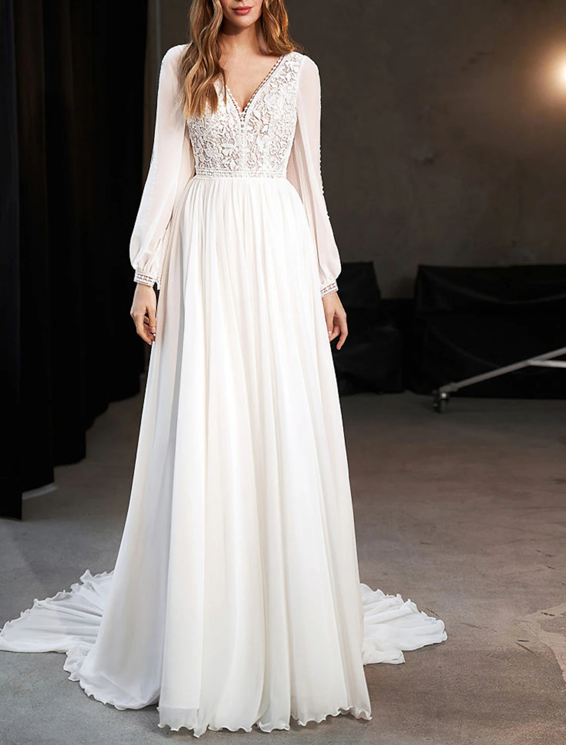 Beach Boho Wedding Dresses A-Line V Neck Long Sleeve Court Train Chiffon Bridal Gowns With Appliques
