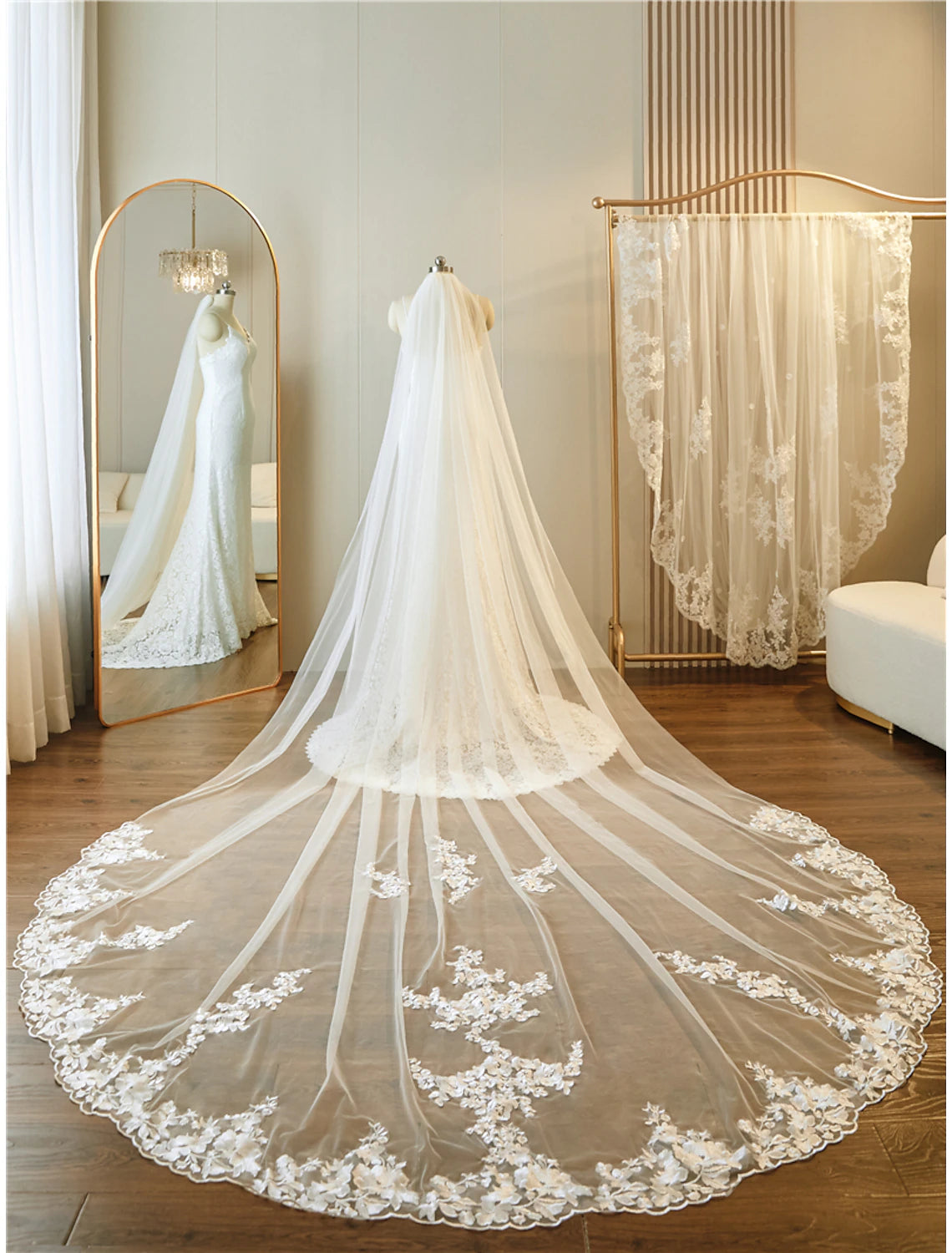 Ding Ji One-tier Lace Applique Edge Wedding Veil Cathedral Veils Embroidery Appliques / Paillette 137.8 in (350cm) Gorgeous Tulle Hot Sale Veil