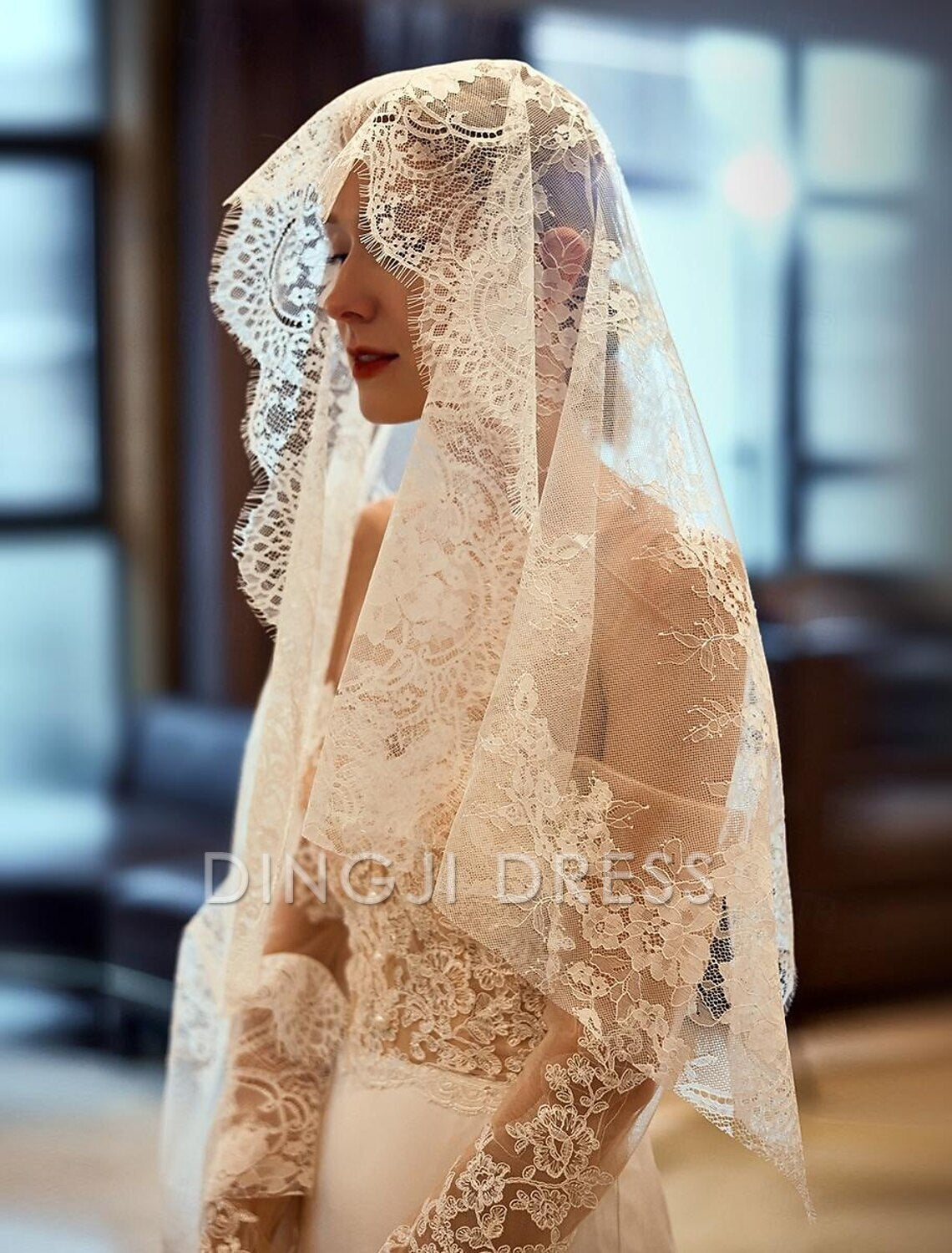 Ding Ji One-tier Vintage Inspired Wedding Veil Elbow Veils with Embroidery 55.12 in (140cm) Lace Romantic Hot Sale Veil