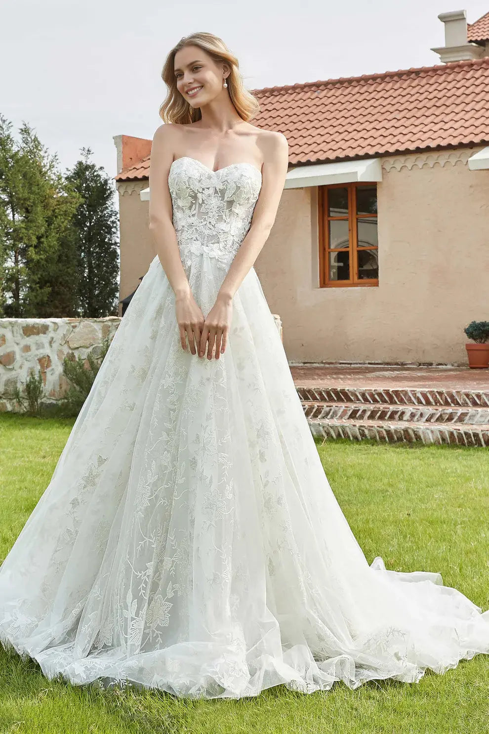 Romantic A-Line Strapless Sweetheart Neckline Sleeveless Backless Chapel Train Affordable Hot Sale Wedding Dress