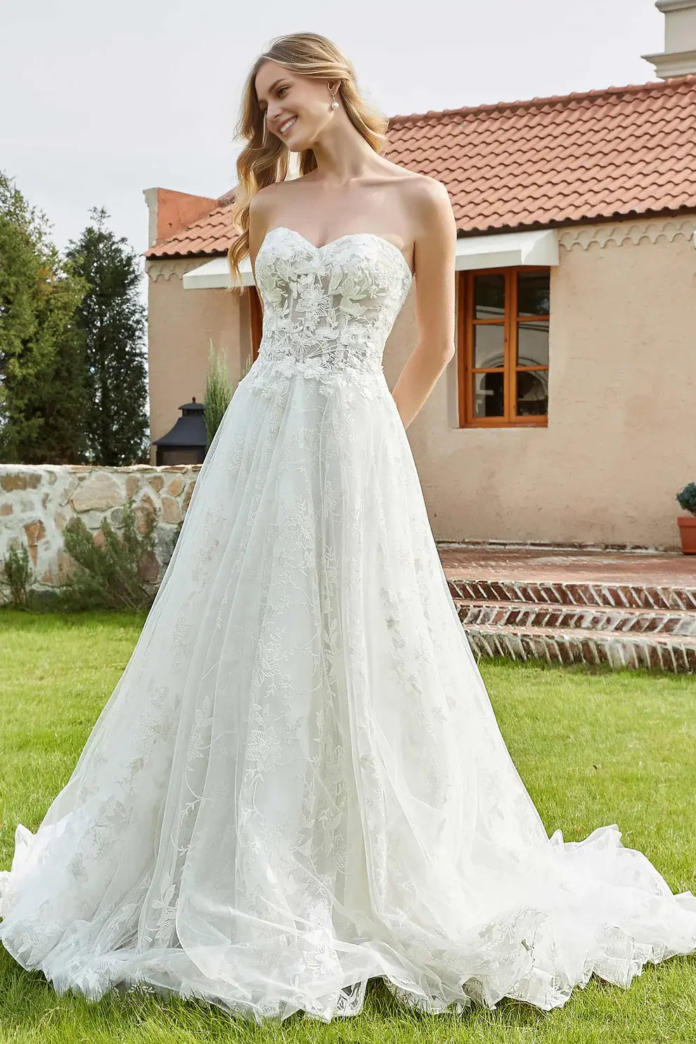 Romantic A-Line Strapless Sweetheart Neckline Sleeveless Backless Chapel Train Affordable Hot Sale Wedding Dress
