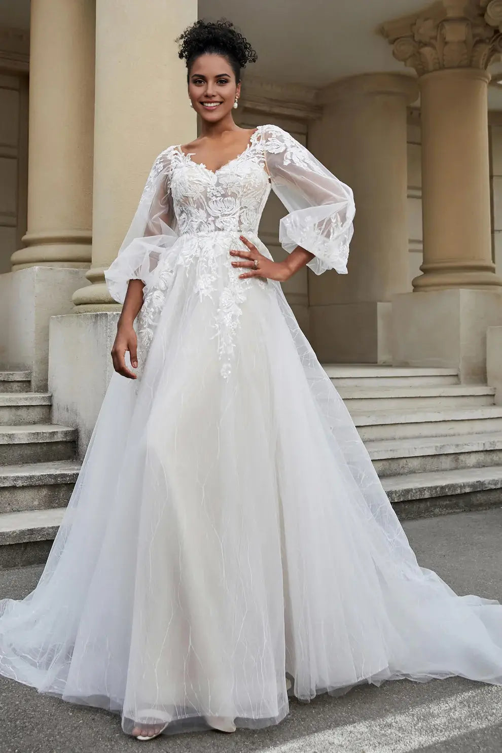 Tulle A Line V-neck Long Sleeves Backless Lace Applique Gorgeous Chapel Train Hot Sale Wedding Dress