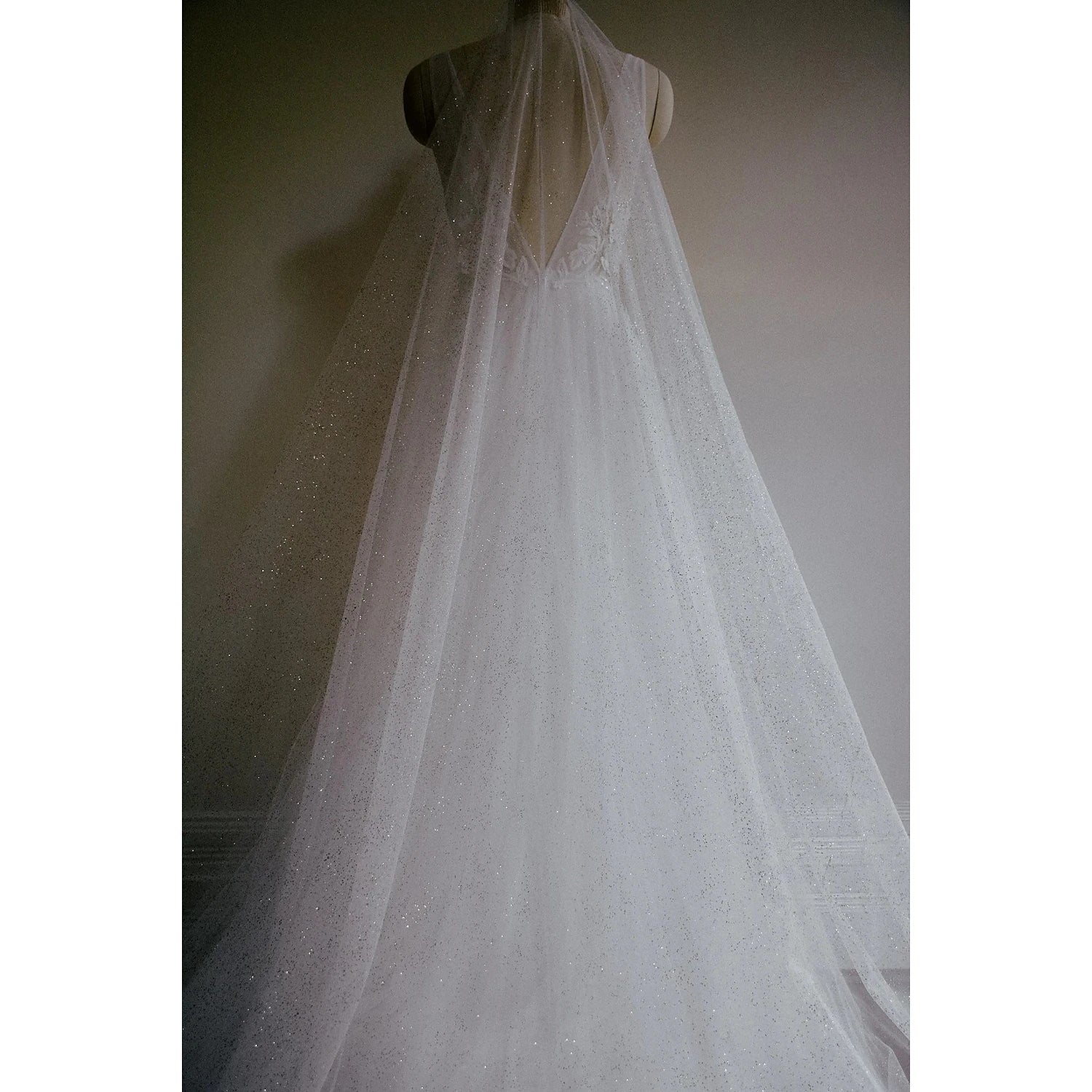 DingJiDress One-tier Simple Shine Wedding Veil Cathedral Veils with Sequin 157.48 in (400cm) Tulle