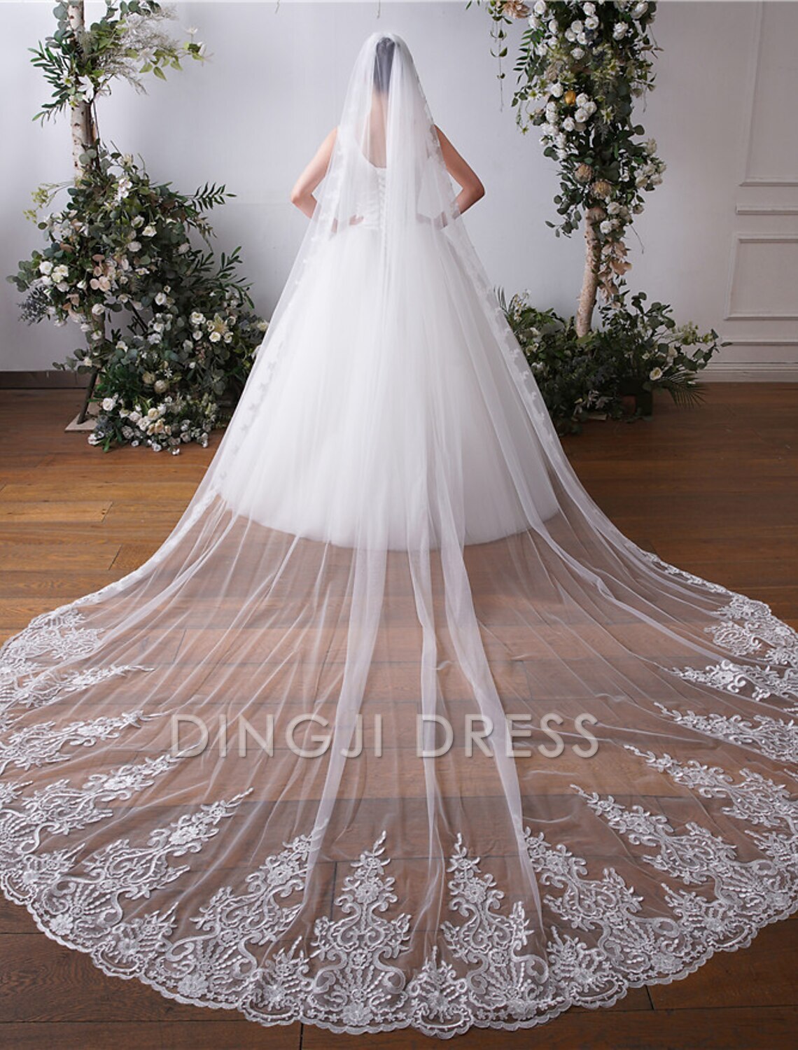 Ding Ji One-tier Lace Applique Edge Lace Wedding Veil Cathedral Veils with Embroidery Appliques Paillette 118.11 in (300cm) Tulle Veil