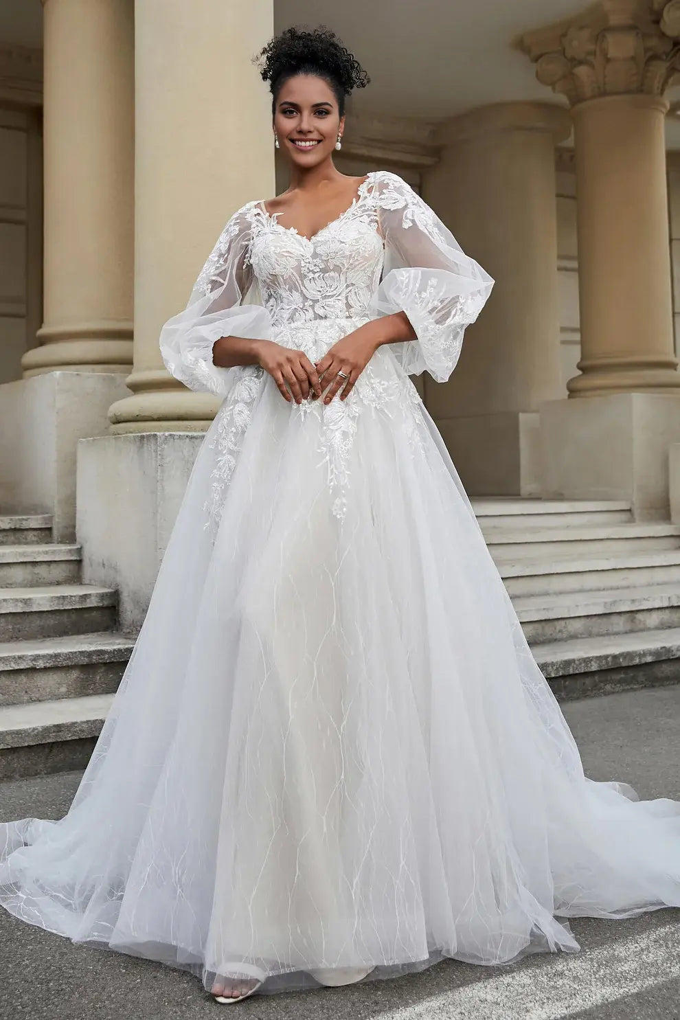 Tulle A Line V-neck Long Sleeves Backless Lace Applique Gorgeous Chapel Train Hot Sale Wedding Dress