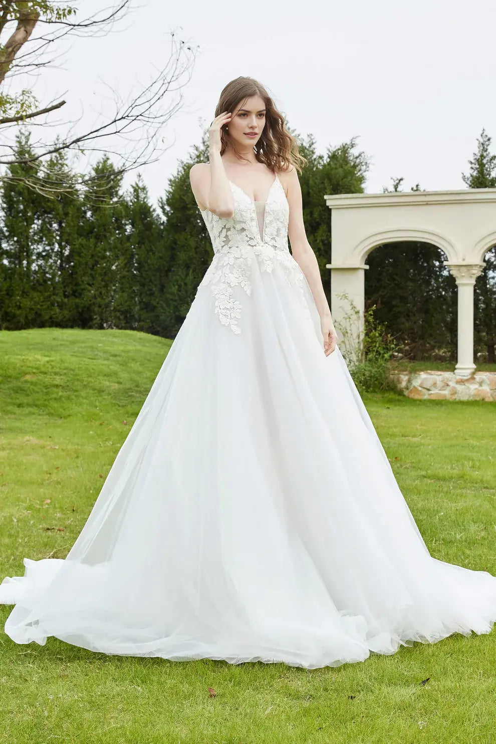 Romantic Elegant A-Line Spaghetti Strap Plunging V-Neck Sleeveless Lace Applique Backless Chapel Train Affordable Hot Sale Wedding Dress