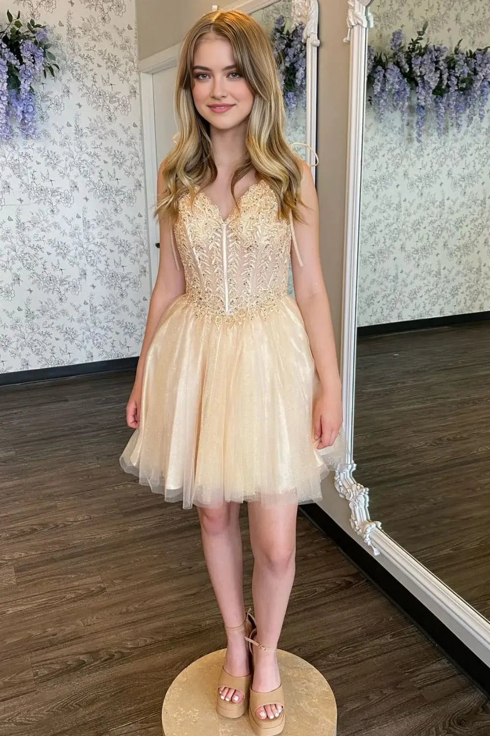 DingJiDress Short Evening Dress Chic A-Line V-Nwck Spaghetti Strap With Appliques Sparkle Elegant Cocktail Dress Hot Sale Homecoming Dress