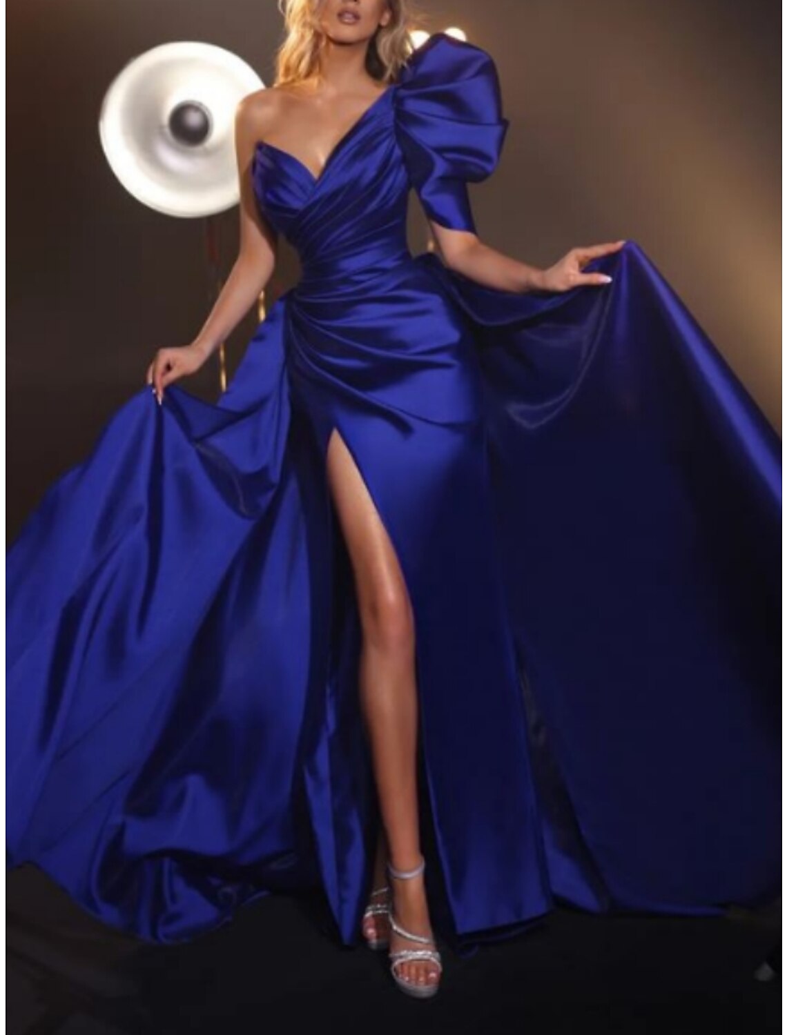 A-Line Evening Gown Elegant Dress Formal Sweep / Brush Train Short Sleeve One Shoulder Satin with Pleats Ruched
