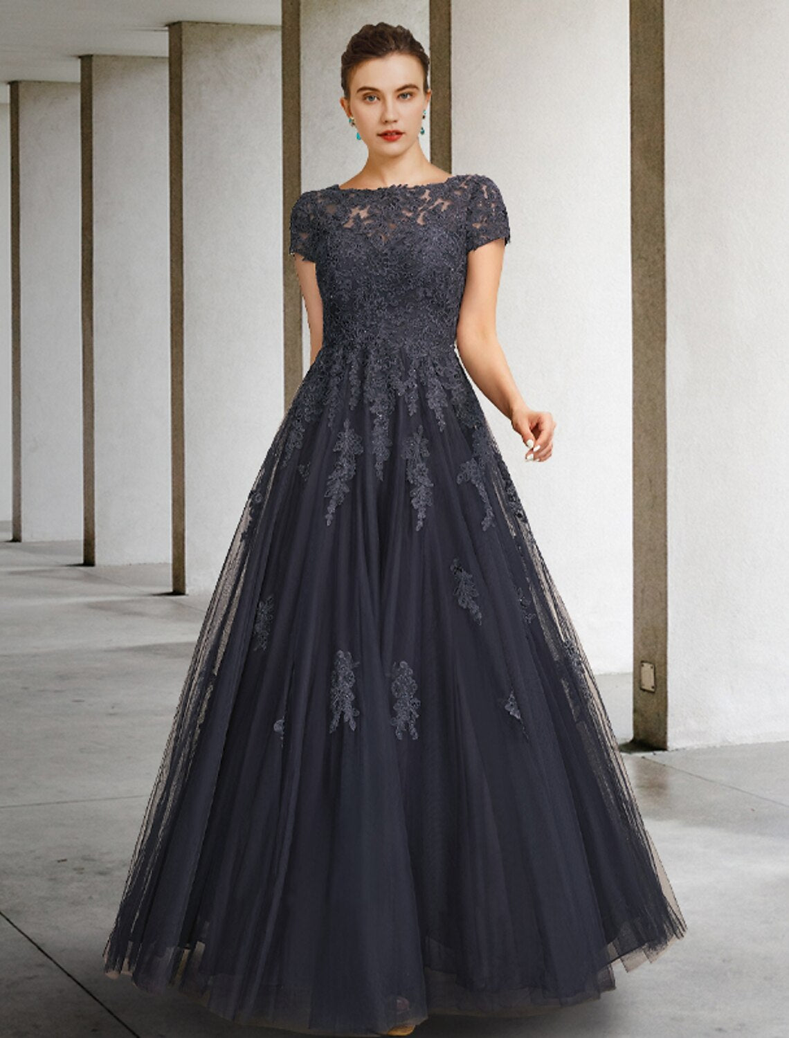 Ball Gown Mother of the Bride Dress Luxurious Elegant Jewel Neck Floor Length Lace Tulle Short Sleeve with Crystals Appliques