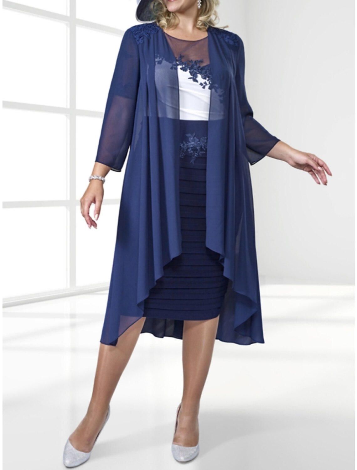 Sheath / Column Mother of the Bride Dress Wedding Guest Elegant Petite Scoop Neck Knee Length Chiffon Long Sleeve with Appliques Ruching