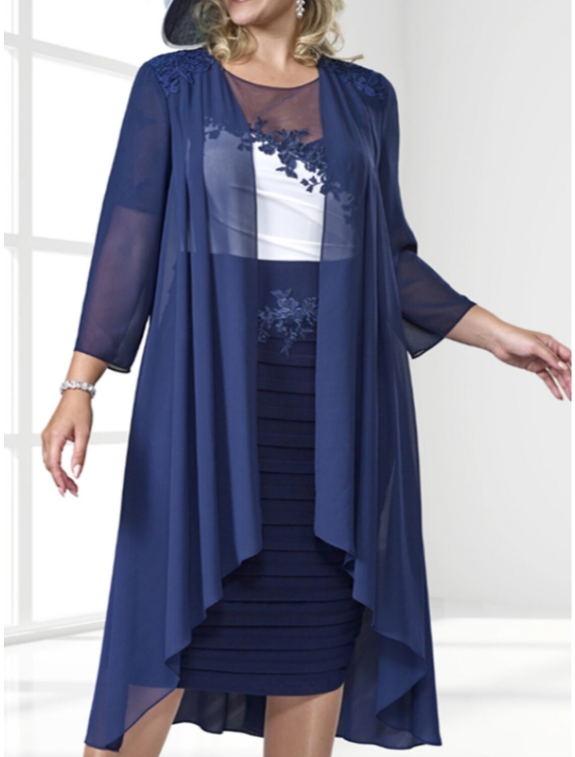 Sheath / Column Mother of the Bride Dress Wedding Guest Elegant Petite Scoop Neck Knee Length Chiffon Long Sleeve with Appliques Ruching