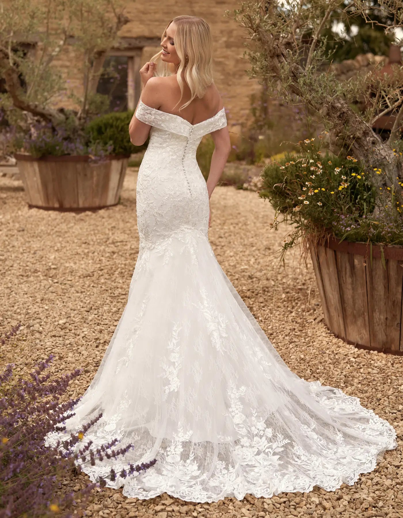 DingJiDress an off-the-shoulder lace mermaid dress