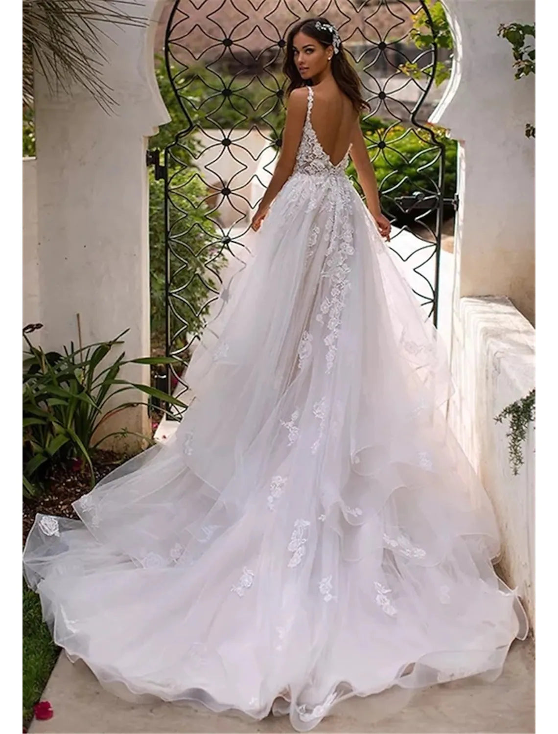 Beach Open Back Sexy Wedding Dresses Chapel Train A-Line Sleeveless V Neck Lace With Appliques