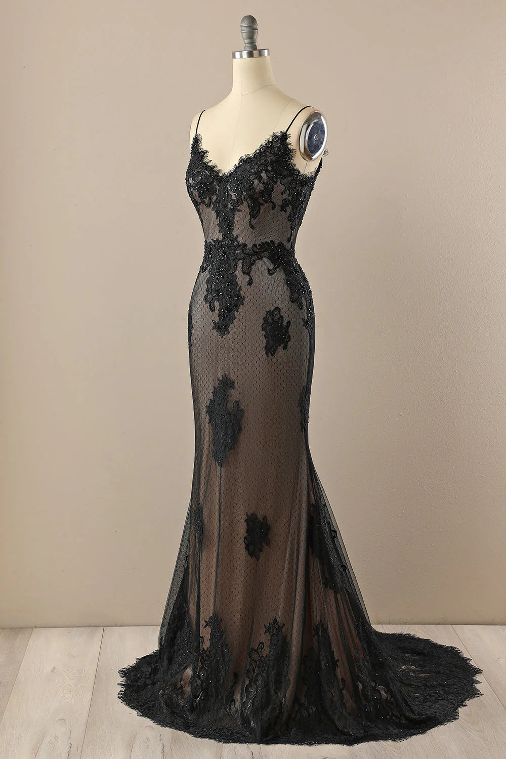 Exquisite Black Mermaid Spaghetti Strap V Neck Backless Beaded Lace Applique Long Formal Dress Hot Sale Evening Dress