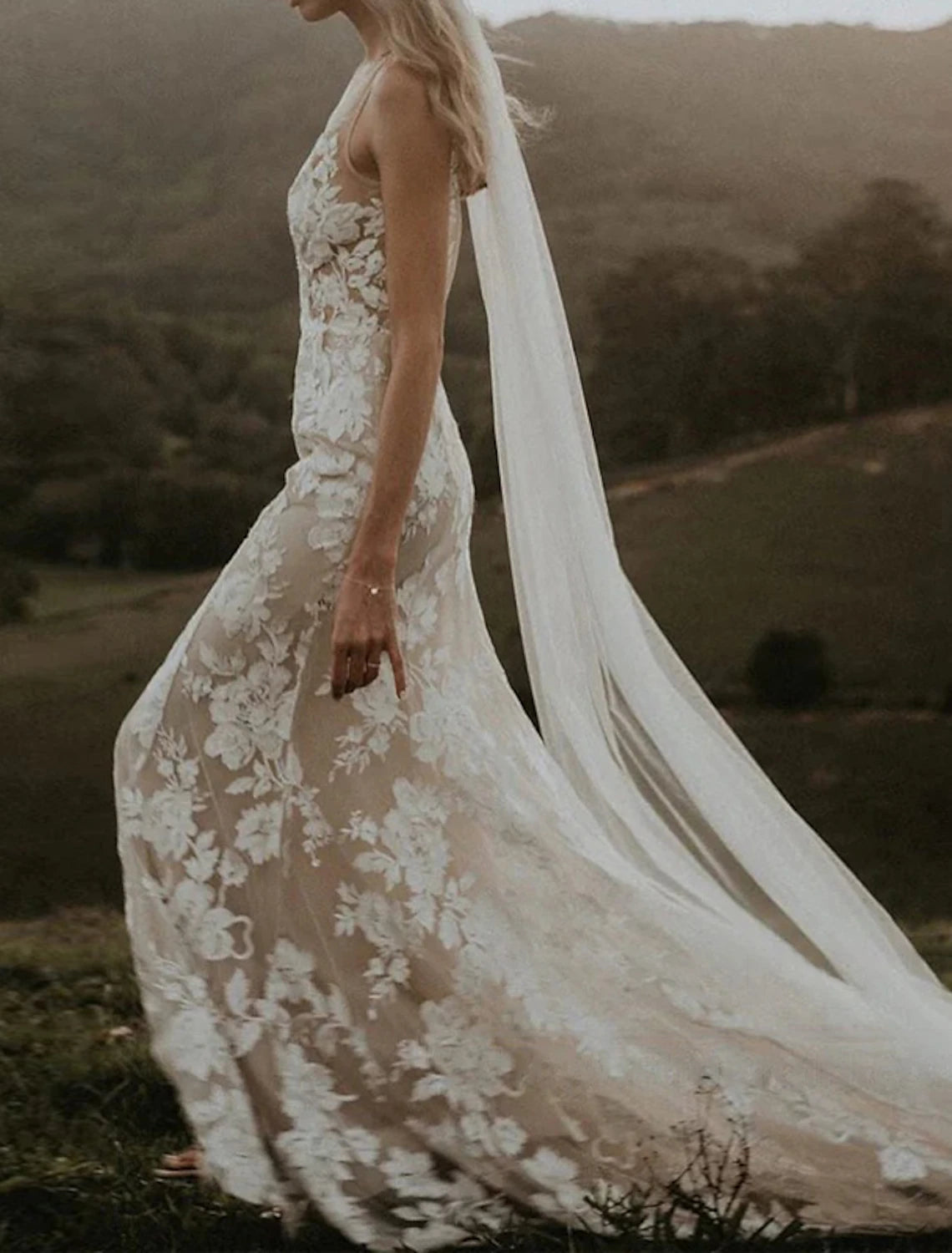 Beach Boho Wedding Dresses Sheath / Column V Neck Sleeveless Court Train Lace Bridal Gowns With Appliques