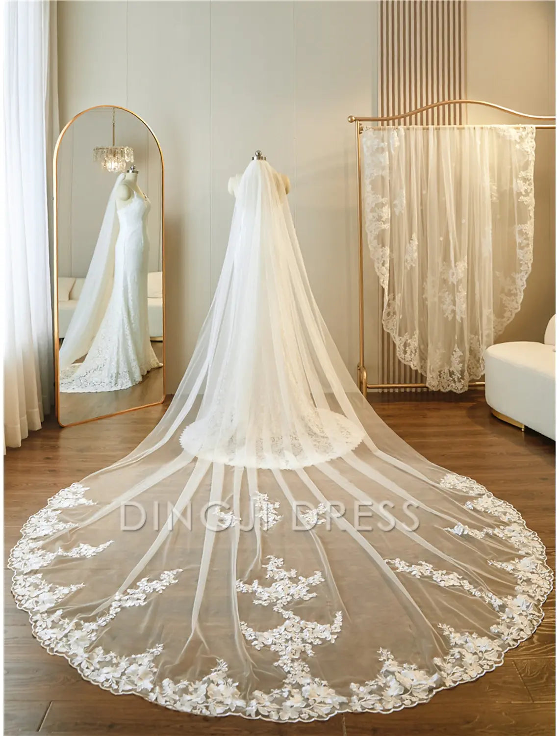 Ding Ji One-tier Lace Applique Edge Wedding Veil Cathedral Veils Embroidery Appliques / Paillette 137.8 in (350cm) Gorgeous Tulle Hot Sale Veil
