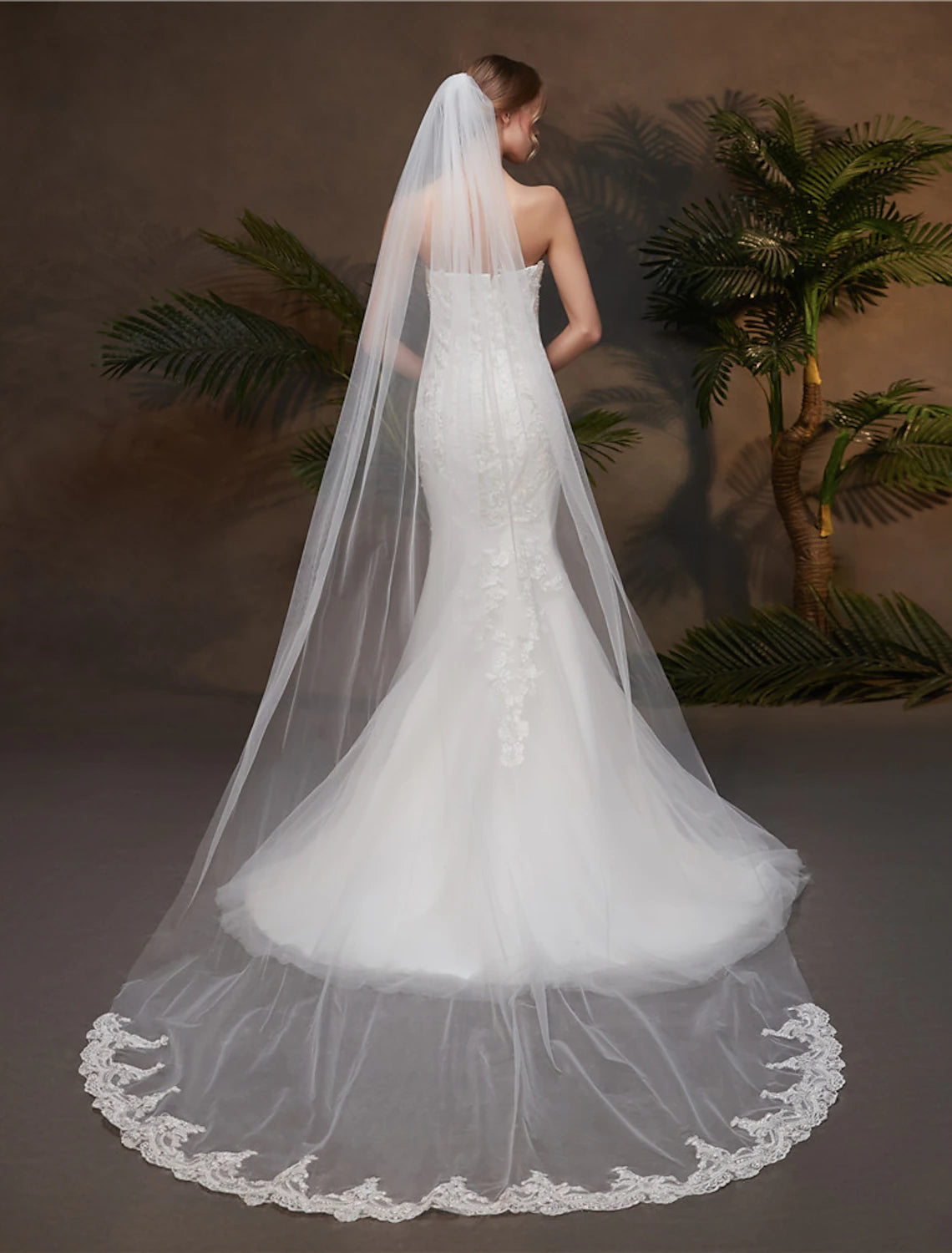 DingJiDress One-tier Lace Applique Edge Wedding Veil Chapel Veils with Appliques Tulle