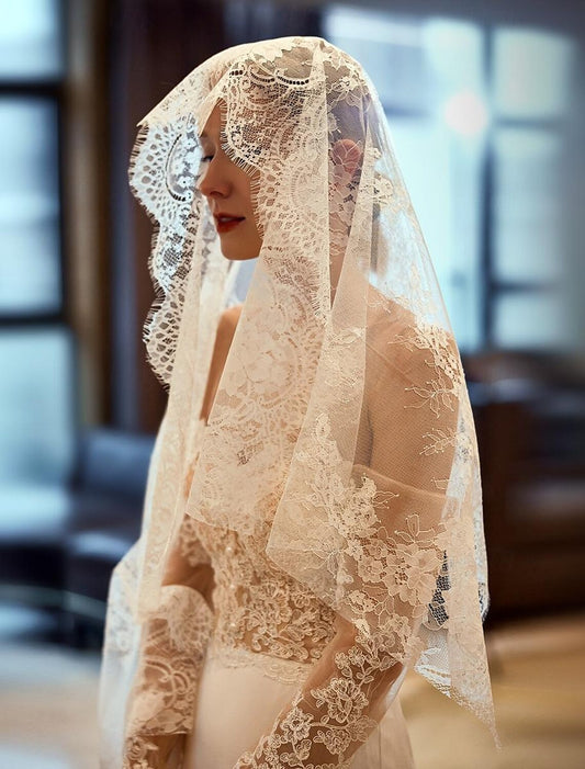 Ding Ji One-tier Vintage Inspired Wedding Veil Elbow Veils with Embroidery 55.12 in (140cm) Lace Romantic Hot Sale Veil
