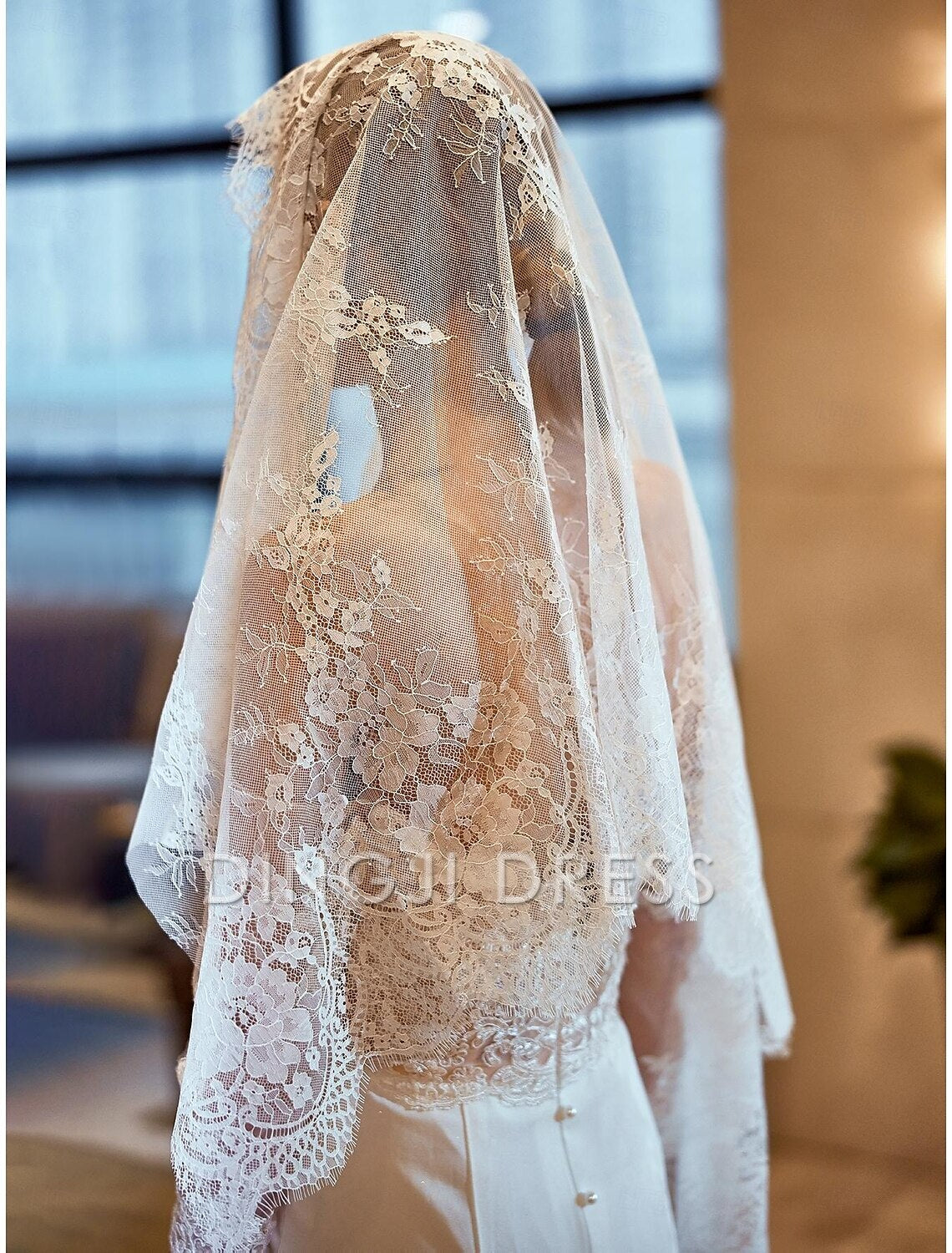 Ding Ji One-tier Vintage Inspired Wedding Veil Elbow Veils with Embroidery 55.12 in (140cm) Lace Romantic Hot Sale Veil