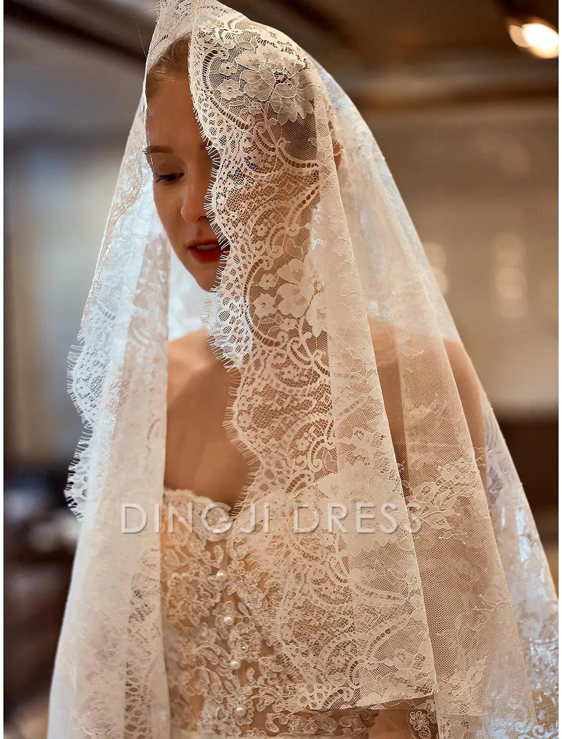 Ding Ji One-tier Vintage Inspired Wedding Veil Elbow Veils with Embroidery 55.12 in (140cm) Lace Romantic Hot Sale Veil