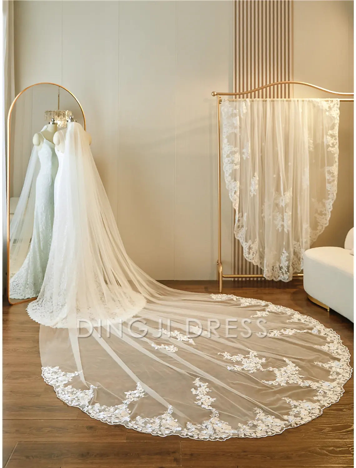 Ding Ji One-tier Lace Applique Edge Wedding Veil Cathedral Veils Embroidery Appliques / Paillette 137.8 in (350cm) Gorgeous Tulle Hot Sale Veil