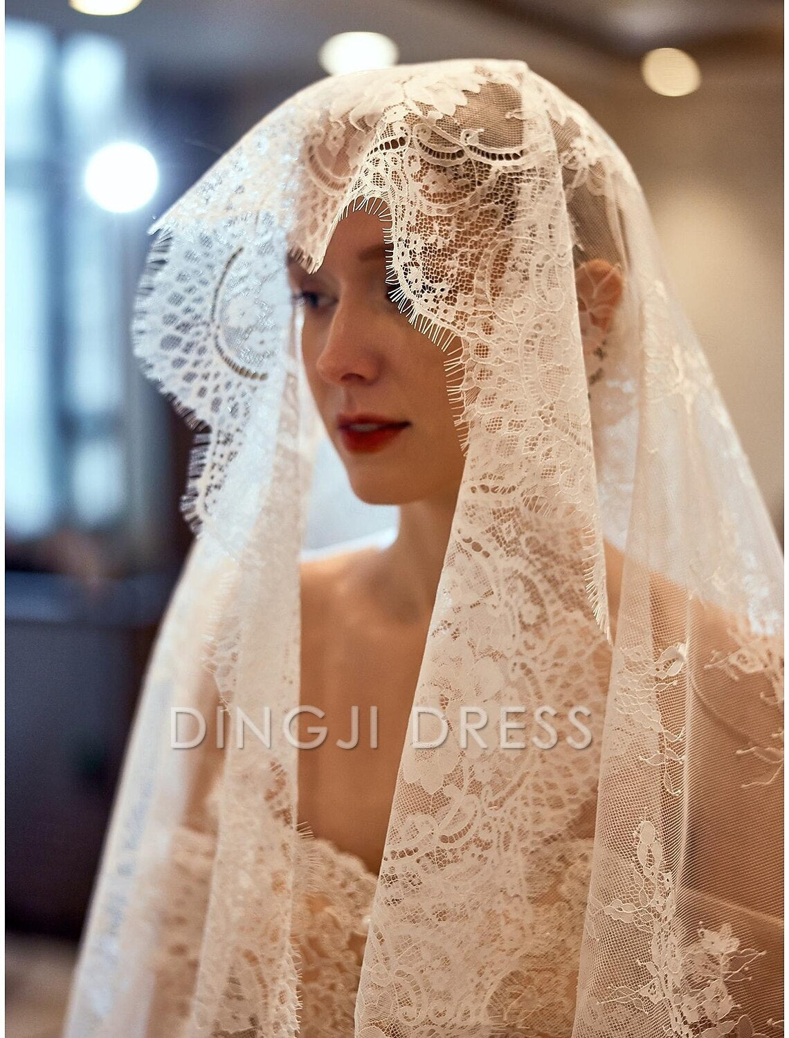 Ding Ji One-tier Vintage Inspired Wedding Veil Elbow Veils with Embroidery 55.12 in (140cm) Lace Romantic Hot Sale Veil