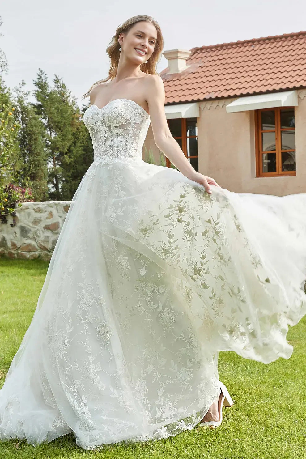 Romantic A-Line Strapless Sweetheart Neckline Sleeveless Backless Chapel Train Affordable Hot Sale Wedding Dress