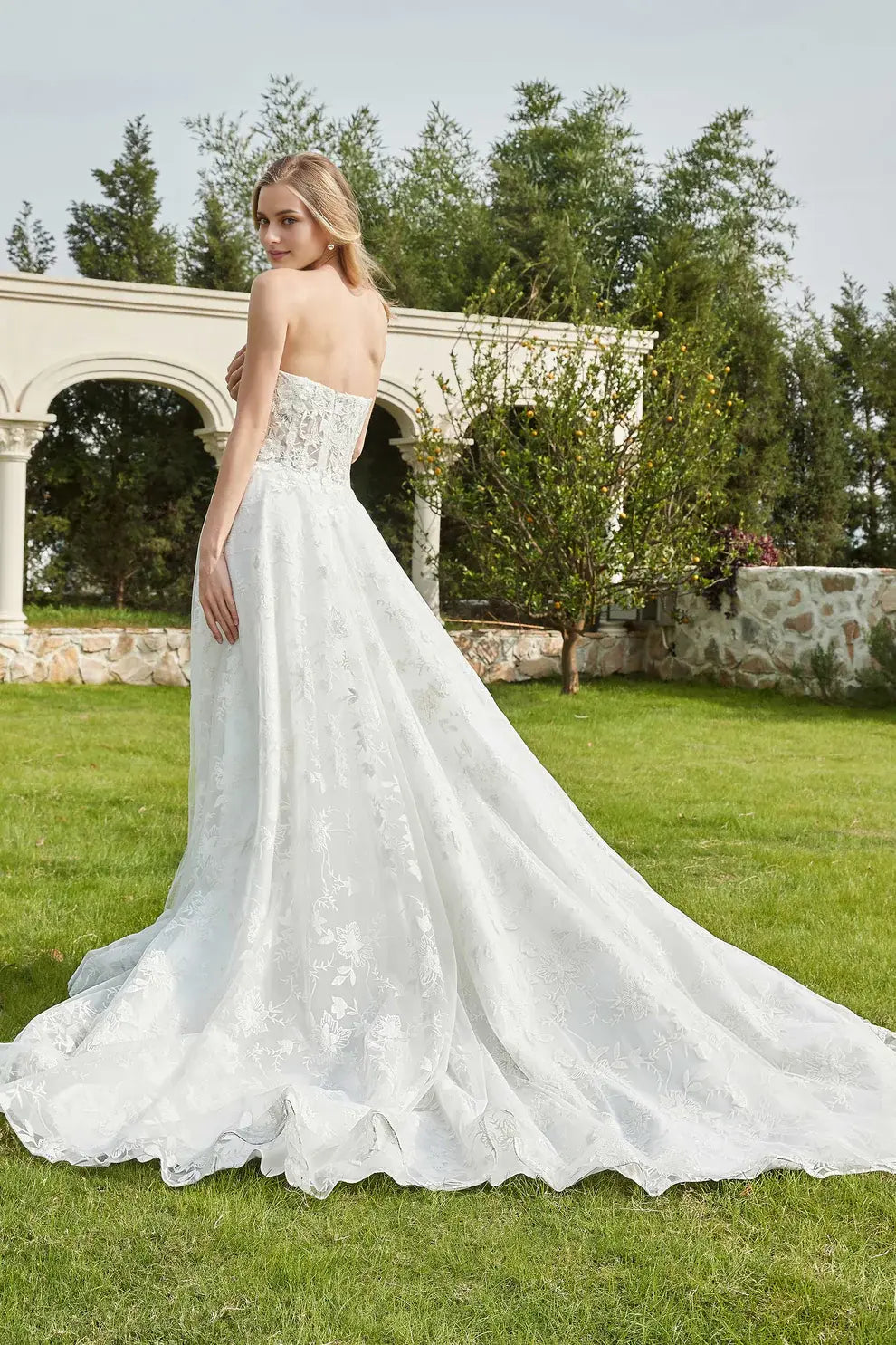 Romantic A-Line Strapless Sweetheart Neckline Sleeveless Backless Chapel Train Affordable Hot Sale Wedding Dress