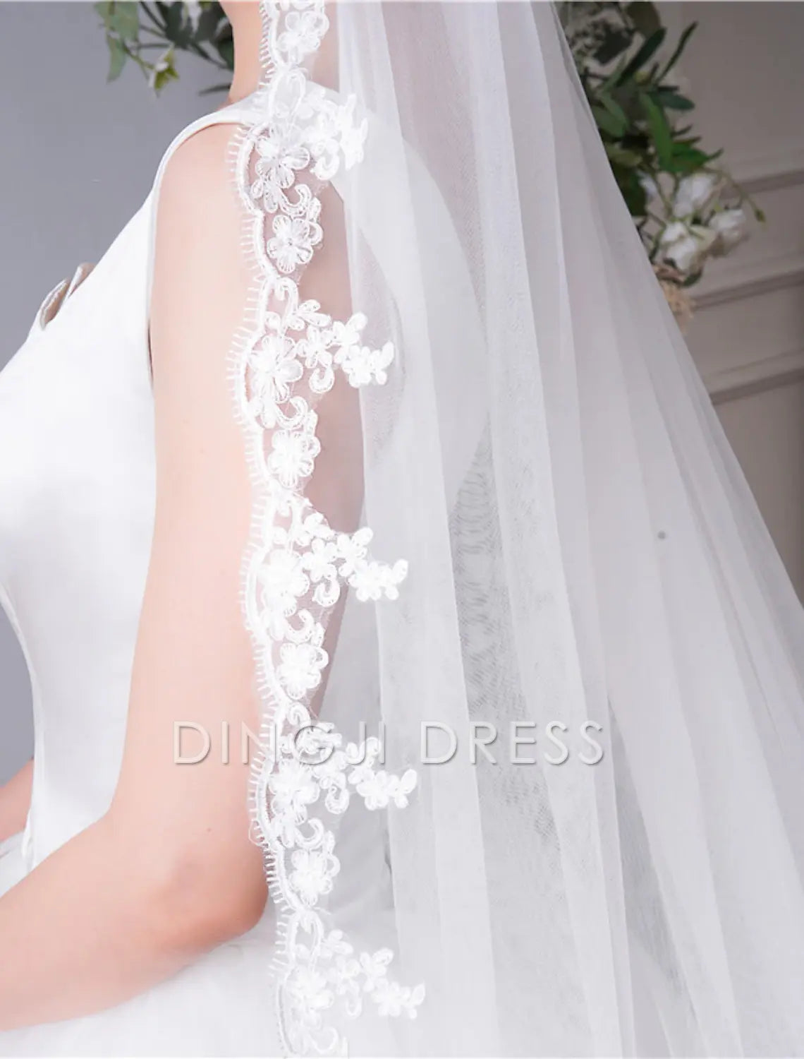 Ding Ji One-tier Lace Applique Edge Lace Wedding Veil Cathedral Veils with Embroidery Appliques Paillette 118.11 in (300cm) Tulle Veil