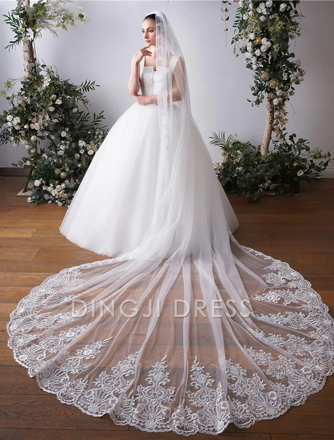 Ding Ji One-tier Lace Applique Edge Lace Wedding Veil Cathedral Veils with Embroidery Appliques Paillette 118.11 in (300cm) Tulle Veil