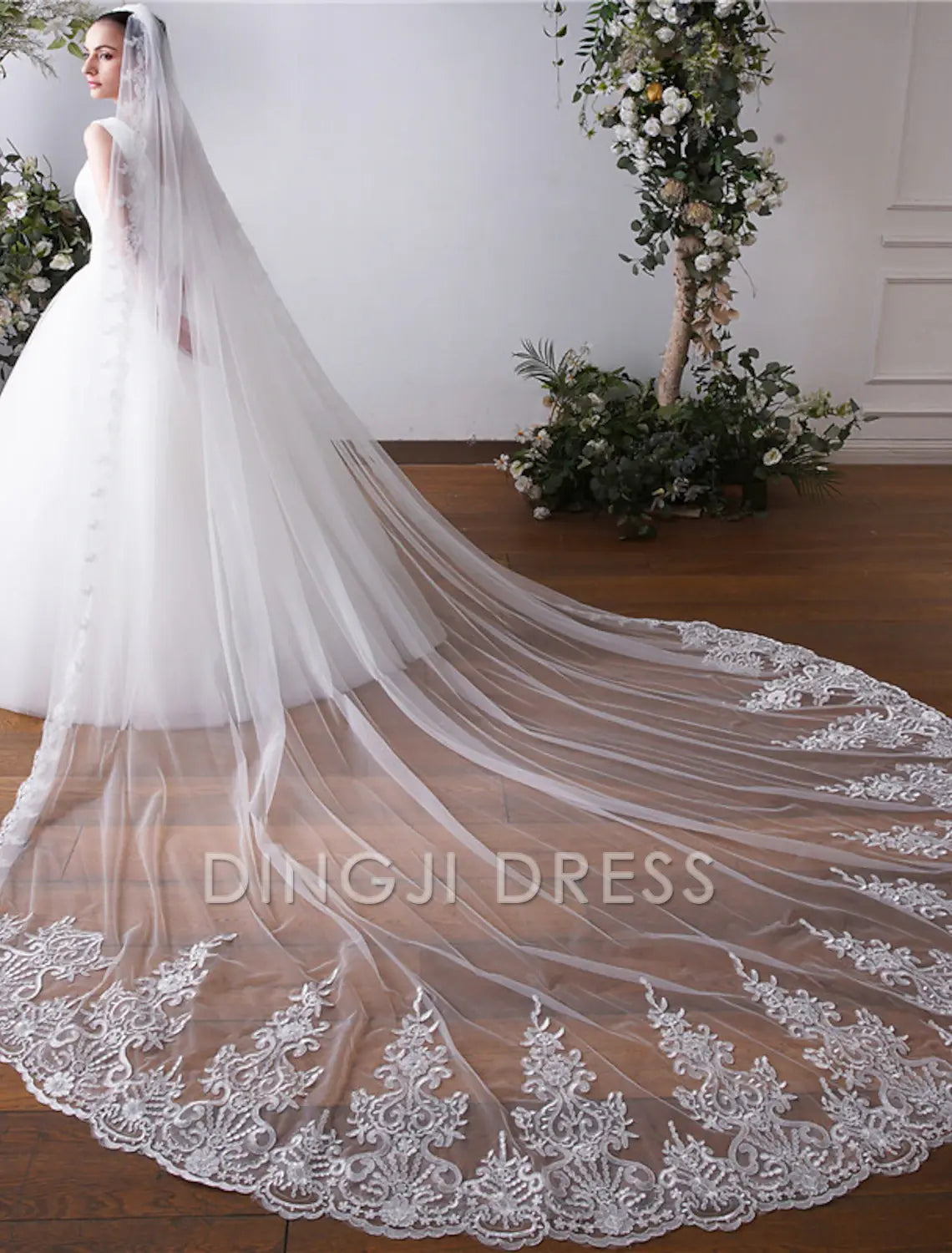 Ding Ji One-tier Lace Applique Edge Lace Wedding Veil Cathedral Veils with Embroidery Appliques Paillette 118.11 in (300cm) Tulle Veil