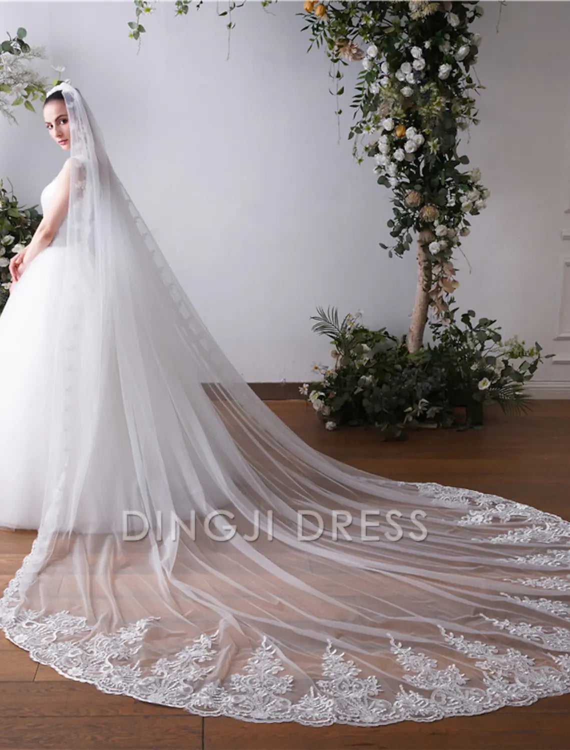 Ding Ji One-tier Lace Applique Edge Lace Wedding Veil Cathedral Veils with Embroidery Appliques Paillette 118.11 in (300cm) Tulle Veil