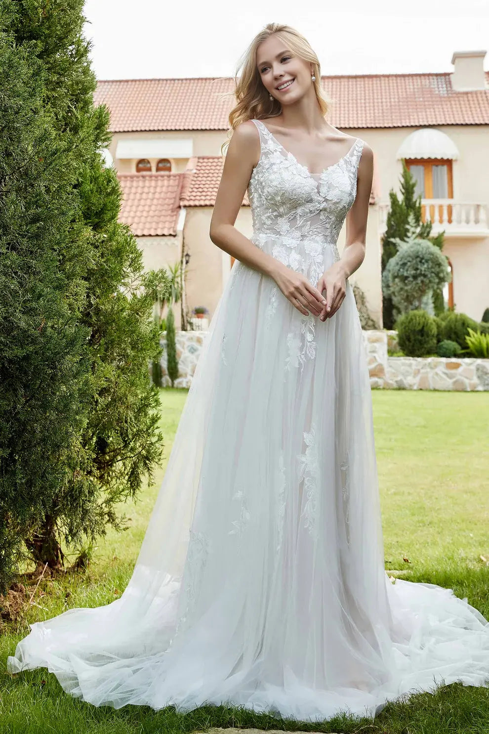 Exquisite A-Line V-Neck Sleeveless Tulle Lace Applique Backless Chapel Train Affordable Hot Sale Wedding Dress