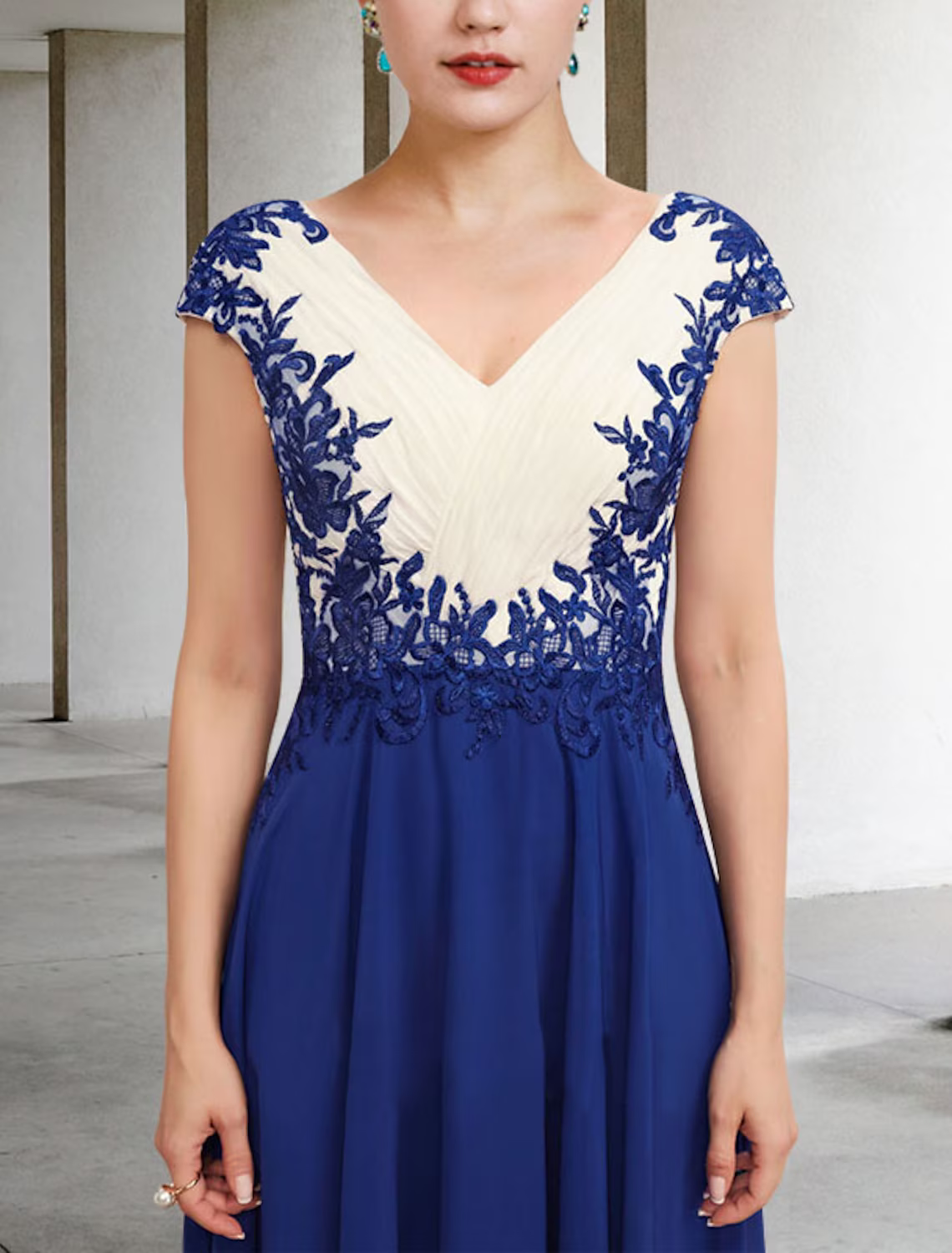 A-Line Mother of the Bride Dress Plus Size Elegant V Neck   Chiffon Lace Cap Sleeve with Appliques Side-Draped