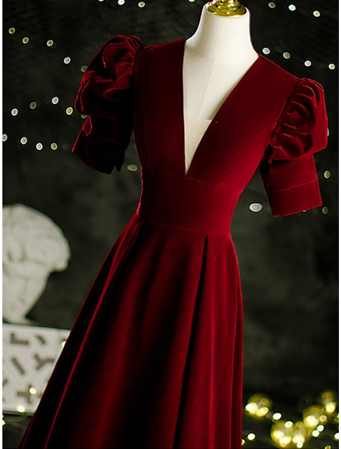 A-Line Mother of the Bride Dress Vintage Elegant V Neck Velvet Short Sleeve with Pleats