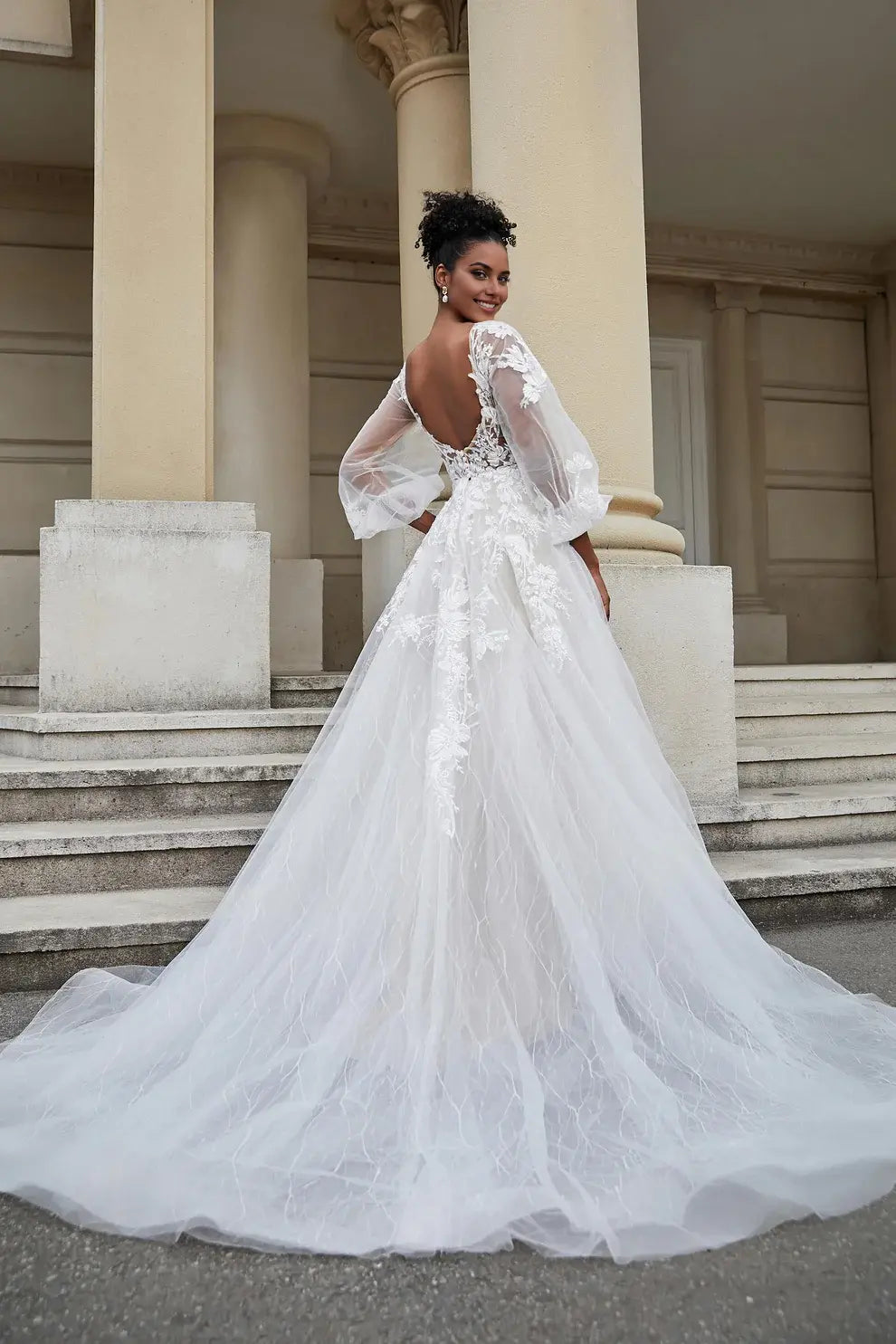 Tulle A Line V-neck Long Sleeves Backless Lace Applique Gorgeous Chapel Train Hot Sale Wedding Dress