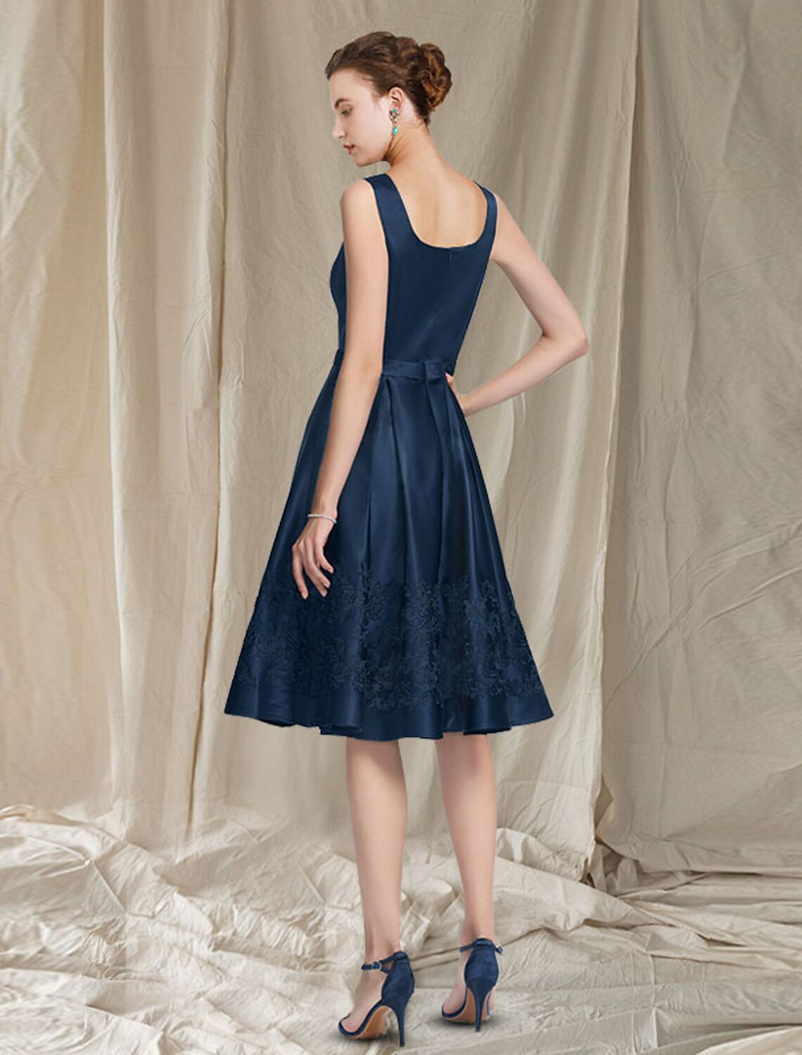 Two Piece A-Line Mother of the Bride Dress Church Elegant Scoop Neck Knee Length Satin Lace Sleeveless Short Jacket Dresses with Appliques