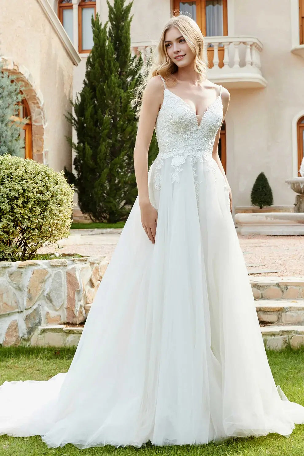 Romantic A-Line V-Neck Spaghetti Straps Sleeveless Lace Applique Backless Chapel Train Affordable Hot Sale Wedding Dress