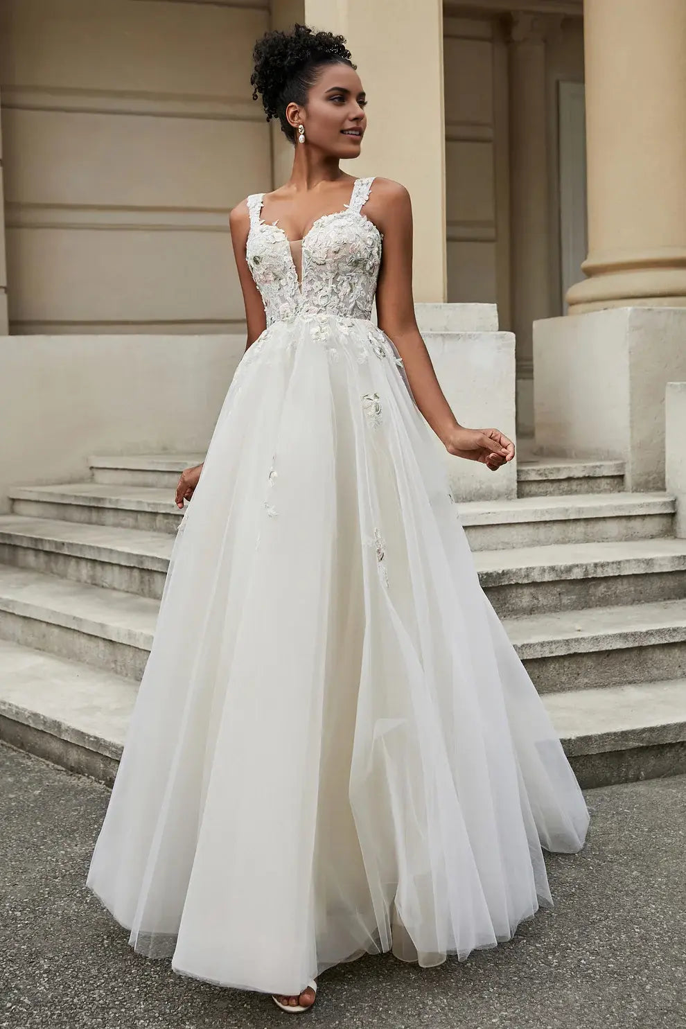 Elegant A-Line Wide Shoulder Straps Sweetheart Neckline Sleeveless Tulle Lace Applique Exquisite Hot Sale Wedding Dress