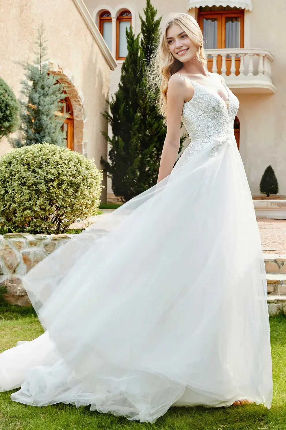 Romantic A-Line V-Neck Spaghetti Straps Sleeveless Lace Applique Backless Chapel Train Affordable Hot Sale Wedding Dress