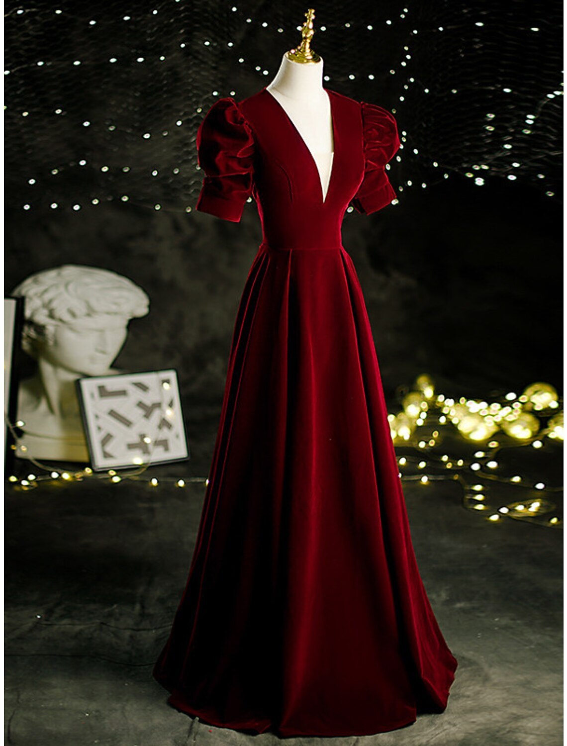 A-Line Mother of the Bride Dress Vintage Elegant V Neck Velvet Short Sleeve with Pleats