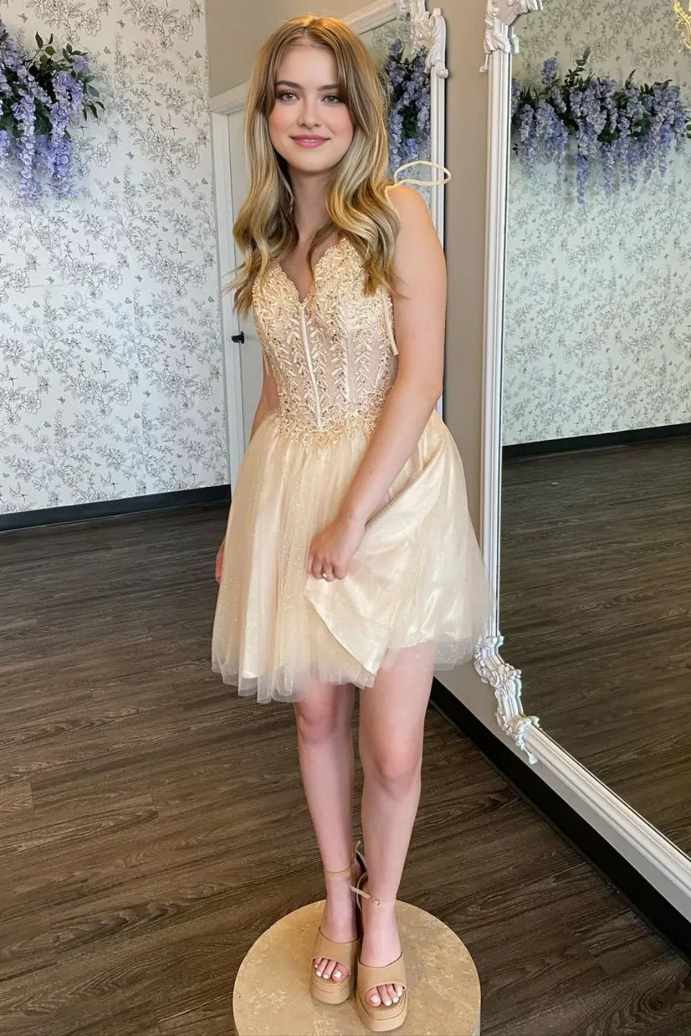 DingJiDress Short Evening Dress Chic A-Line V-Nwck Spaghetti Strap With Appliques Sparkle Elegant Cocktail Dress Hot Sale Homecoming Dress