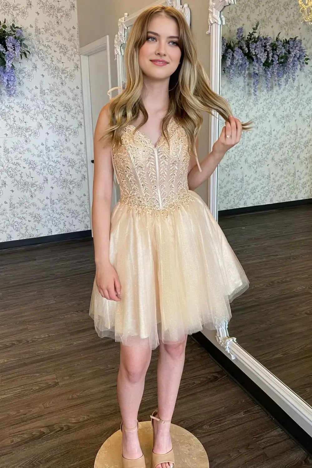 DingJiDress Short Evening Dress Chic A-Line V-Nwck Spaghetti Strap With Appliques Sparkle Elegant Cocktail Dress Hot Sale Homecoming Dress