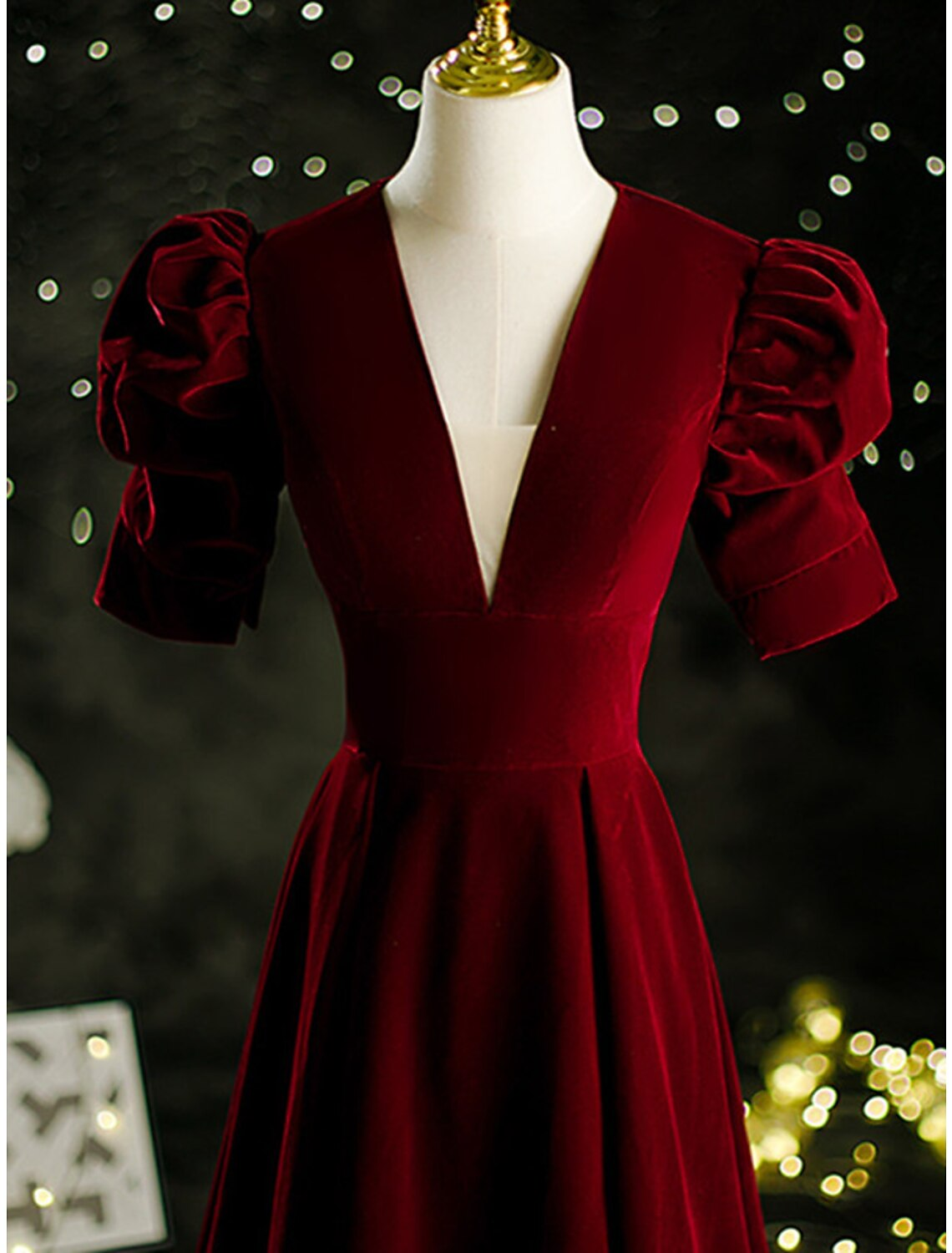 A-Line Mother of the Bride Dress Vintage Elegant V Neck Velvet Short Sleeve with Pleats