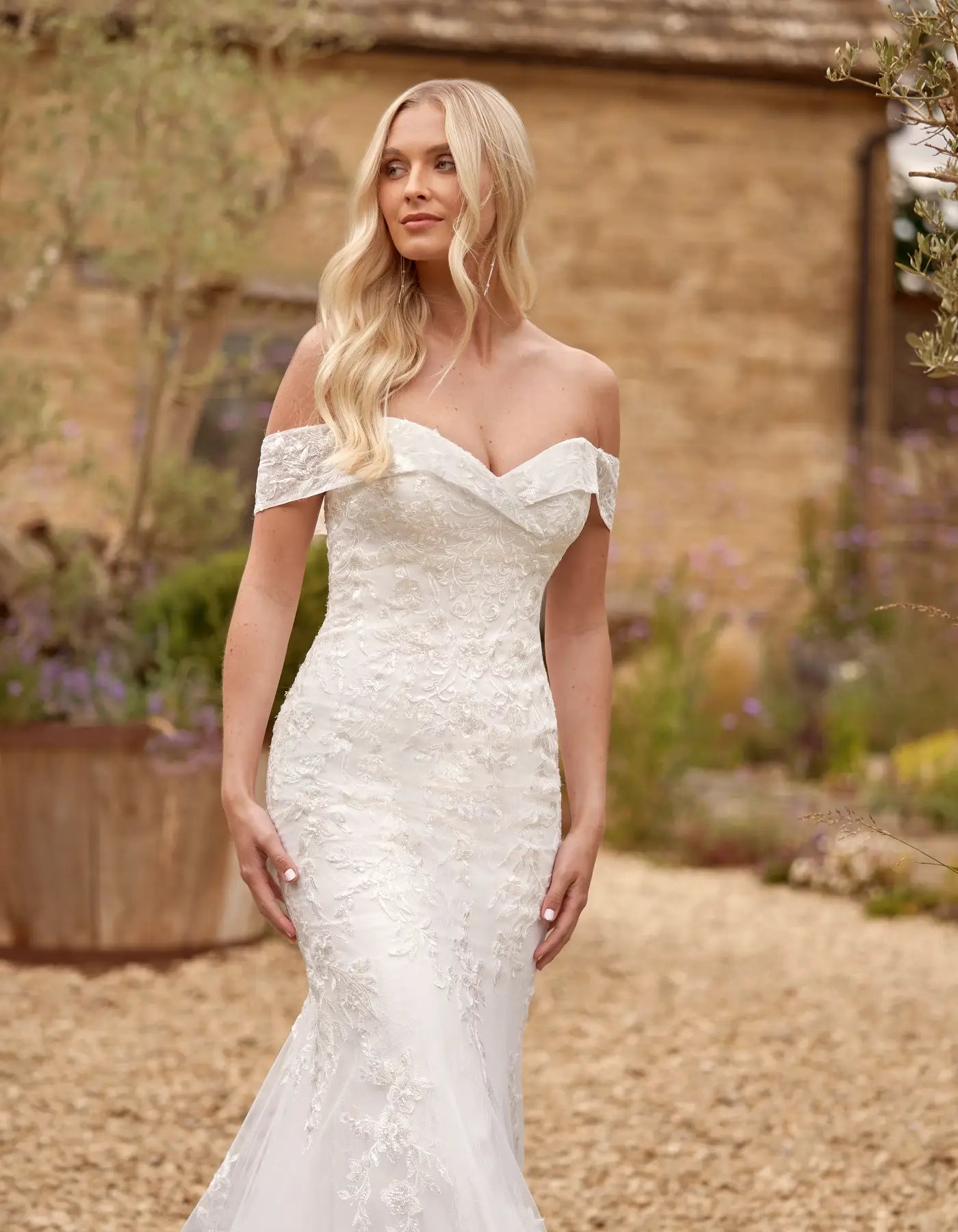 DingJiDress an off-the-shoulder lace mermaid dress