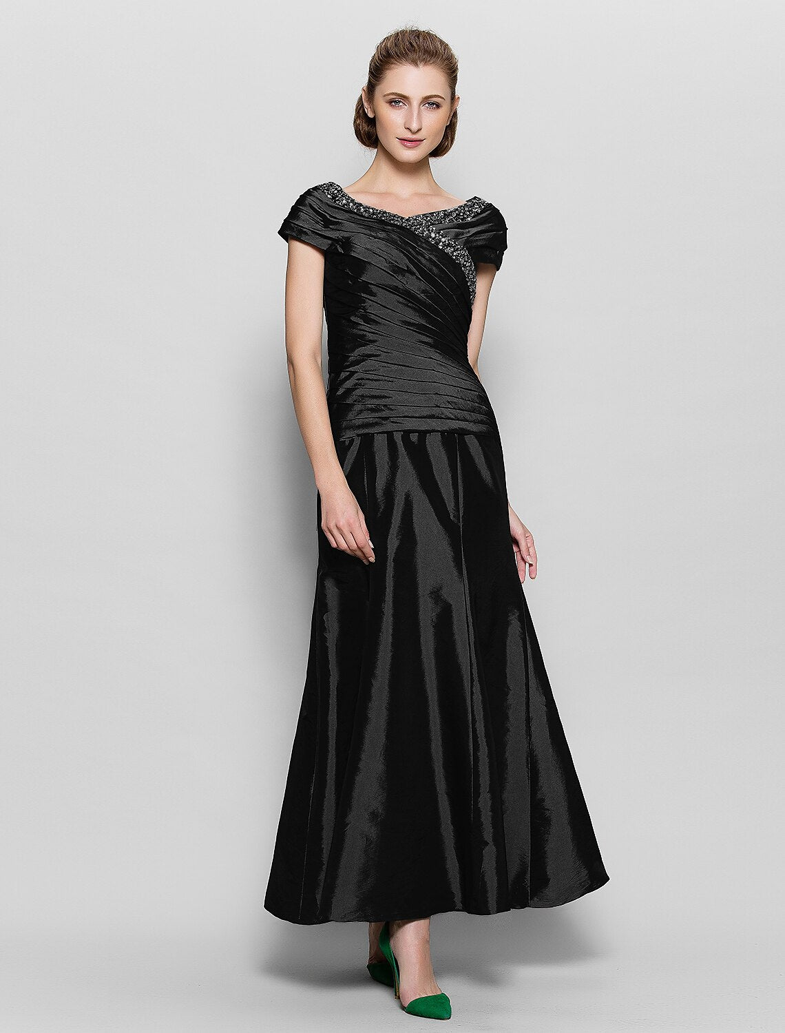 A-Line Mother of the Bride Dress Vintage Inspired V Neck Ankle Length Short Sleeve with Beading Side Draping