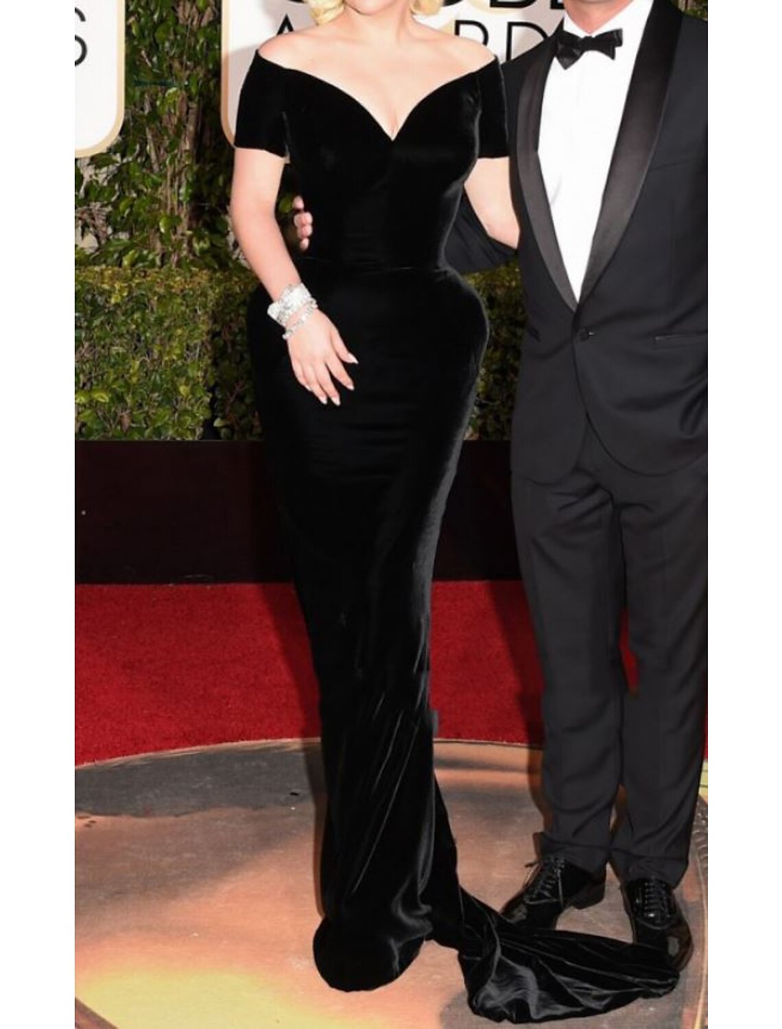 Mermaid / Trumpet Evening Gown Celebrity Style Dress Prom Sweep / Brush Train Short Sleeve V Neck Velvet with Sleek