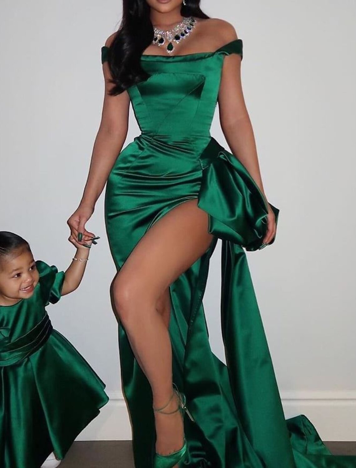 Sheath / Column Celebrity Style Sexy Prom Formal Evening Dress Off Shoulder Sleeveless Sweep / Brush Train Satin