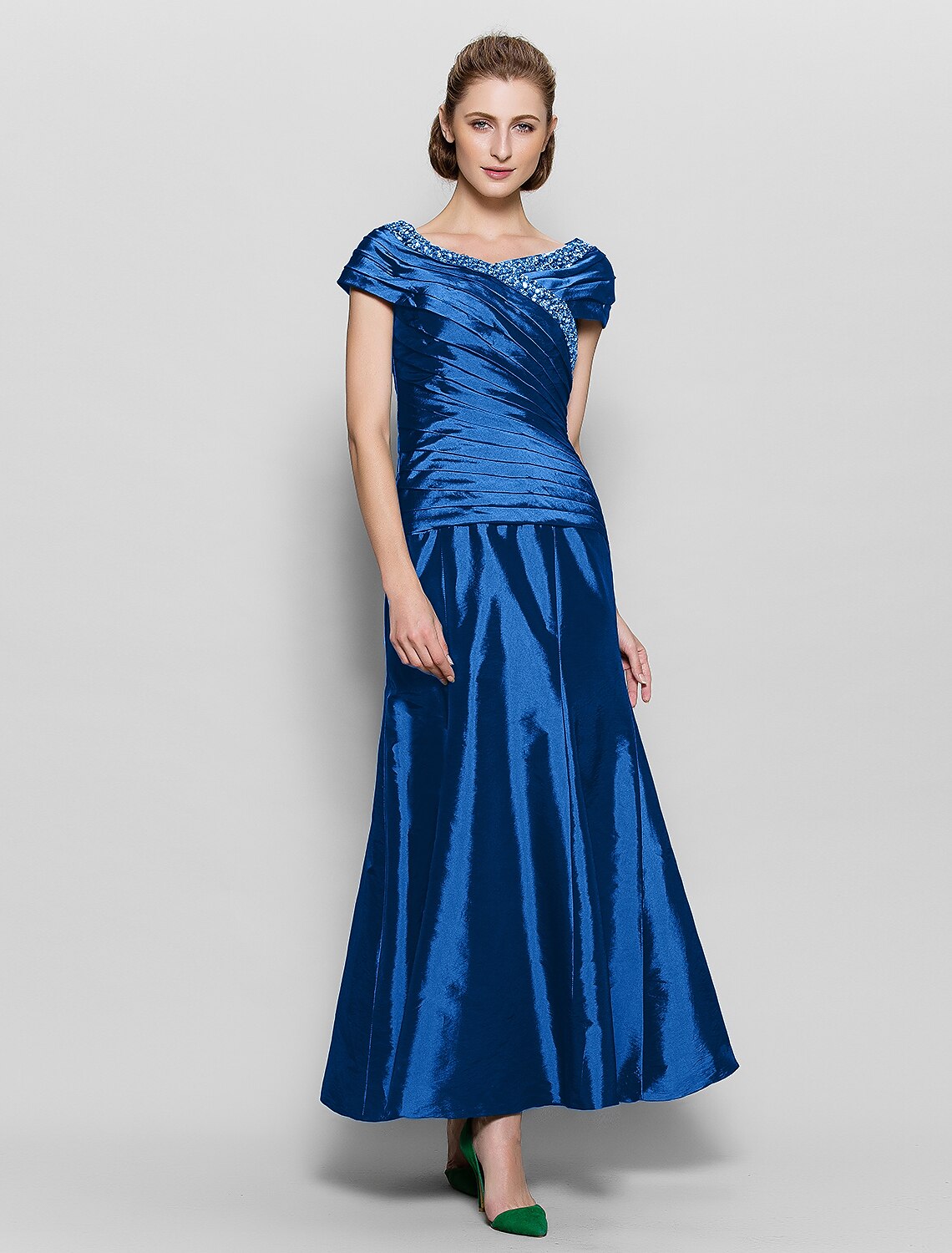 A-Line Mother of the Bride Dress Vintage Inspired V Neck Ankle Length Short Sleeve with Beading Side Draping